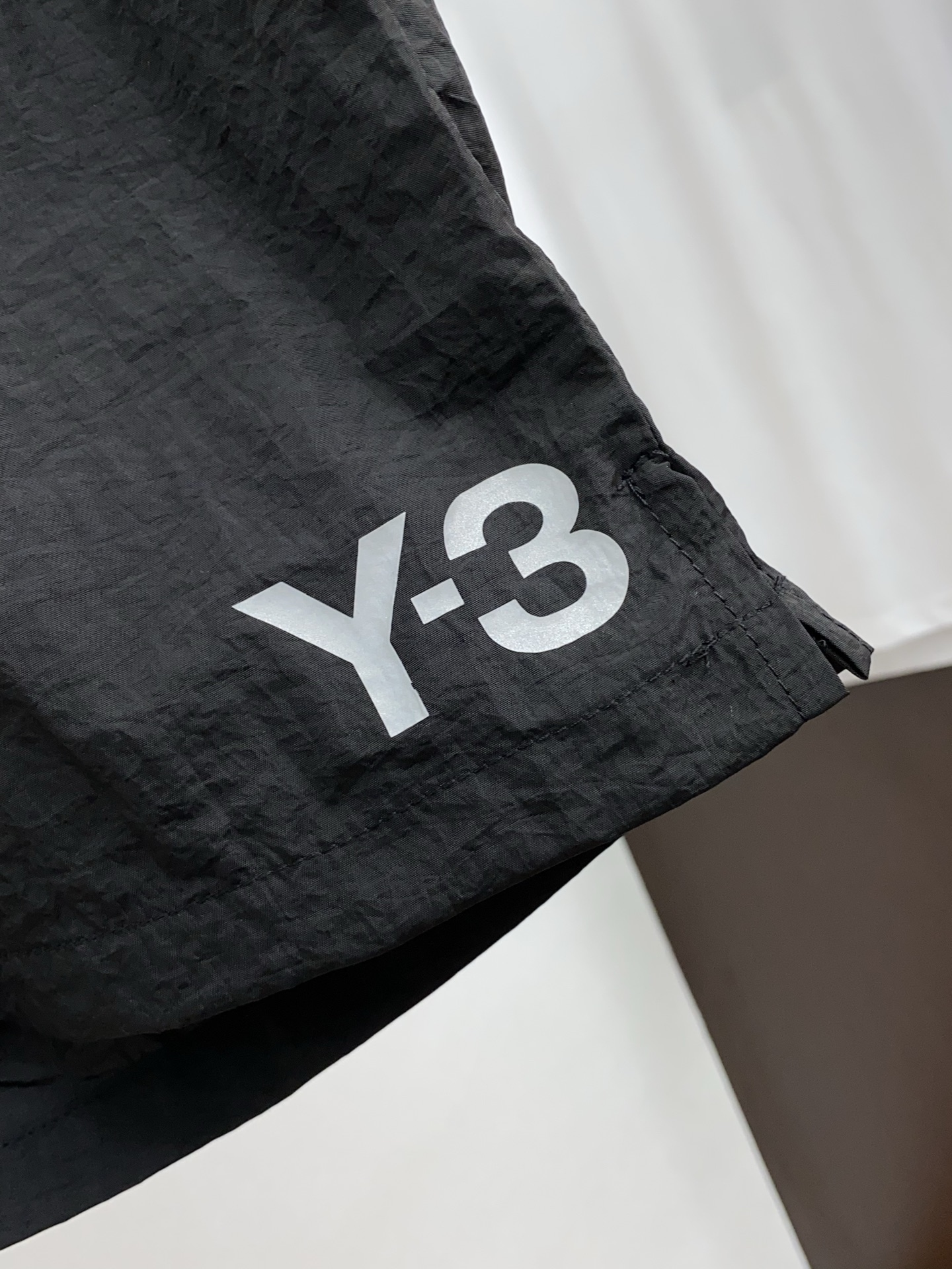  Y-3 2025春夏季新款，最新休闲短裤。原版裤型上身休闲百搭、随性慵懒范，高级定制面料，订制工艺 舒