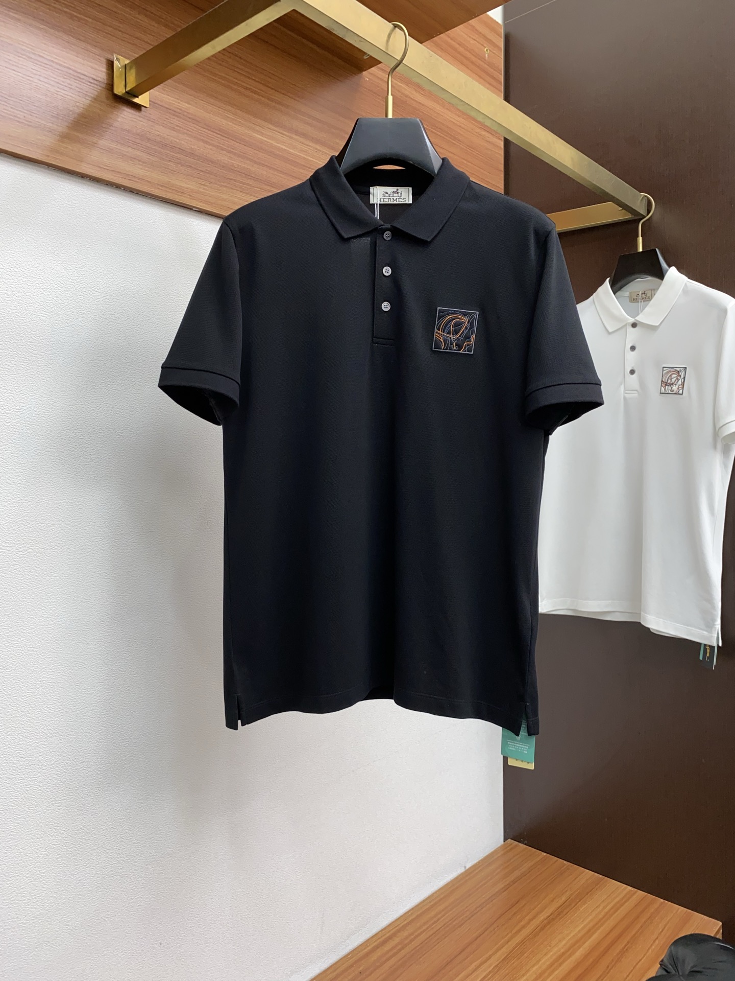 NO:432095,Hermes 2025 spring and summer new fine-texture pearl business Polo, minimalist body shape!  Top knitted cotton blend texture The overall feel is extremely comfortable, with high-end elasticity and skin-friendly effect, classic fashionable lapel Polo shirt short sleeves. Trading company channel orders, and the official website is released simultaneously. It is simple and elegant, fashionable and versatile, and the quality is even more unsightly!! The quality of the fabric is also as high as ever, soft and stylish, breathable and comfortable. The upper body has a good drape, not easy to deform! It is even more difficult to fade! It makes the overall upper body effect more low-key, luxurious, noble and elegant! It shows a different flavor! Business casual, fashionable and versatile, it is simply a must-have item for every successful man! Number M-3xL, hermes, T-shirt, alexander wang19860909爱马仕 2025春夏新品细纹珠地商务Polo,极简的衣身造型！ 顶级针织棉质混纺质地 整体的触感极为舒适,弹力十足亲肤效果高级,经典时尚翻领 Polo衫短袖 贸易公司渠道订单,官网同步发售,简约大气,时尚百搭,品相更是无法挑剔!!面料这块品质也是一如既往的高规格 柔软有型、透气舒适.上身垂感好,不易变形!更不易褪色! 使得整体的上身效果更加的低调奢华,高贵典雅!彰显出别样的风味!商务休闲,时尚百搭,简直是每位成功男士的必备单品! 码数M-3xL,,hermes,T-shirt,alexander wang,Men's clothing