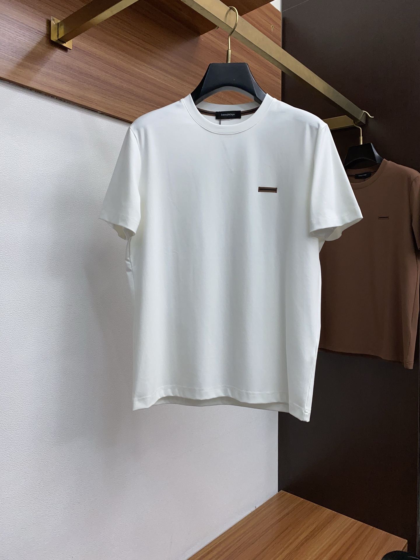 NO:438963,Zenia 2025 spring and summer new short sleeves with minimalist body style!  Top-grade knitted cotton blend texture The overall feel is extremely comfortable, with high-end elasticity and skin-friendly effect, classic fashionable lapel Polo shirt short sleeves. Trading company channel orders, and the official website is released simultaneously. It is simple and elegant, fashionable and versatile, and the quality is even more unsightly!! The quality of the fabric is also as high as ever. It is soft and stylish, breathable and comfortable. The upper body has a good drape, and is not easy to deform! It is even more difficult to fade! It makes the overall upper body effect more low-key, luxurious, noble and elegant! It shows a different flavor! Business casual, fashionable and versatile, which is simply a must-have item for every successful man! Number M-4xL, zegna, T-shirt, alexander wang19860909杰尼亚 2025春夏新短袖 极简的衣身造型！ 顶级针织棉质混纺质地 整体的触感极为舒适,弹力十足亲肤效果高级,经典时尚翻领 Polo衫短袖 贸易公司渠道订单,官网同步发售,简约大气,时尚百搭,品相更是无法挑剔!!面料这块品质也是一如既往的高规格 柔软有型、透气舒适.上身垂感好,不易变形!更不易褪色! 使得整体的上身效果更加的低调奢华,高贵典雅!彰显出别样的风味!商务休闲,时尚百搭,简直是每位成功男士的必备单品! 码数M-4xL,,zegna,T-shirt,alexander wang,Men's clothing