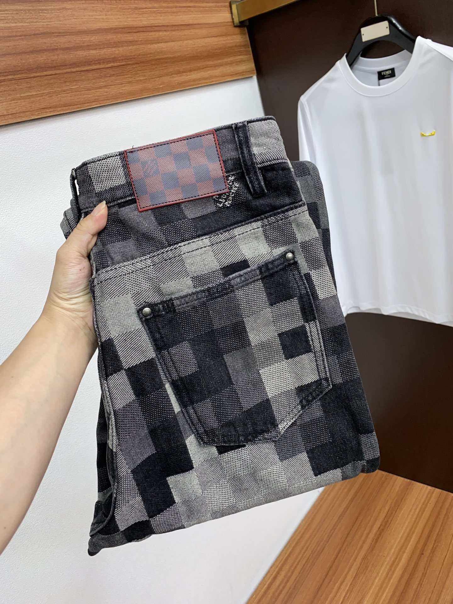 NO:438926,25 men's jeans original original cloth original wash water!  Imported original wash elastic fabrics, complex handicrafts superimposed, any wash process will become a completely different color effect after a few more seconds, so it is more precious, especially long-lasting and odor-resistant... Use the best tannin elastic texture, genuine leather leather cards, high-quality metal accessories... to create a unique and original jeans style!  Original hardware and accessories, super positive style, comfortable and breathable, extremely high grade, counter quality, and handsome upper body. Number of codes 28/30/32/34/36/38,,jeans,alexander wang1986090925男士牛仔裤原厂原布原洗水！进口原版水洗弹力面料,复杂的手工艺叠加,任何一个洗水环节多停留几秒都会变成完全不一样的颜色效果,所以越加珍贵,特别持久、耐味…… 选用上乘的丹宁弹力质感,真皮皮牌、高定的金属辅料……打造出独特及原创的牛仔裤款型！原版五金辅料,版型超正,舒适透气,档次极高,专柜品质,上身帅气十足. 码数 28/30/32/34/36/38,,jeans,alexander wang,Men's clothing