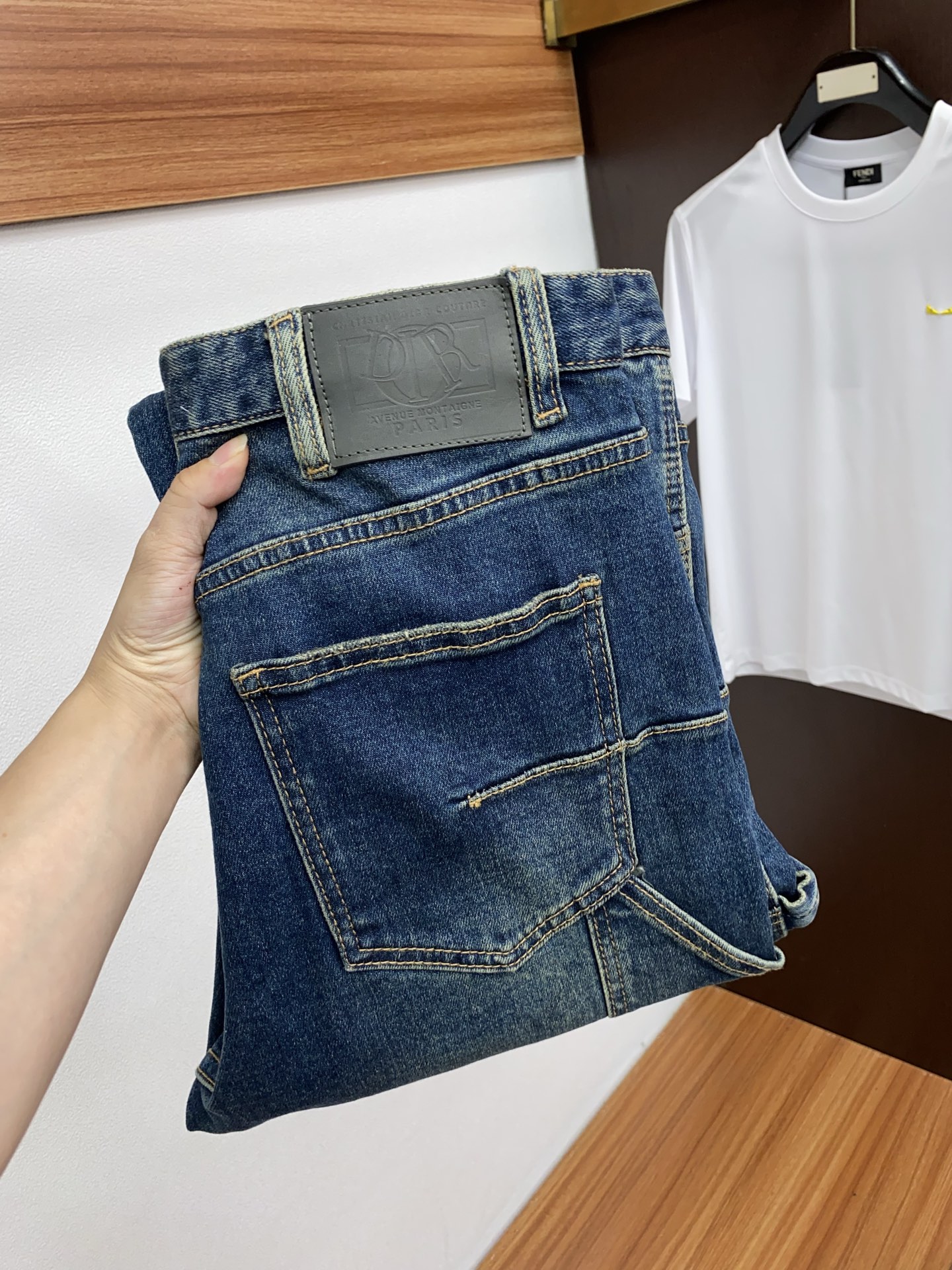 NO:432093,Dior 25 men's jeans original original cloth original wash water!  Imported original wash elastic fabrics, complex handicrafts superimposed, any wash process will become a completely different color effect after a few more seconds, so it is more precious, especially long-lasting and odor-resistant... Use the best tannin elastic texture, genuine leather leather cards, high-quality metal accessories... to create a unique and original jeans style!  Original hardware accessories, super positive style, comfortable and breathable, extremely high grade, counter quality, and handsome upper body. Number of 28/29/30/31/32/33/34/35/36/38 No 37,,dior,jeans,alexander wang19860909迪奥 25男士牛仔裤原厂原布原洗水！进口原版水洗弹力面料,复杂的手工艺叠加,任何一个洗水环节多停留几秒都会变成完全不一样的颜色效果,所以越加珍贵,特别持久、耐味…… 选用上乘的丹宁弹力质感,真皮皮牌、高定的金属辅料……打造出独特及原创的牛仔裤款型！原版五金辅料,版型超正,舒适透气,档次极高,专柜品质,上身帅气十足. 码数28/29/30/31/32/33/34/35/36/38 无37,,dior,jeans,alexander wang,Men's clothing