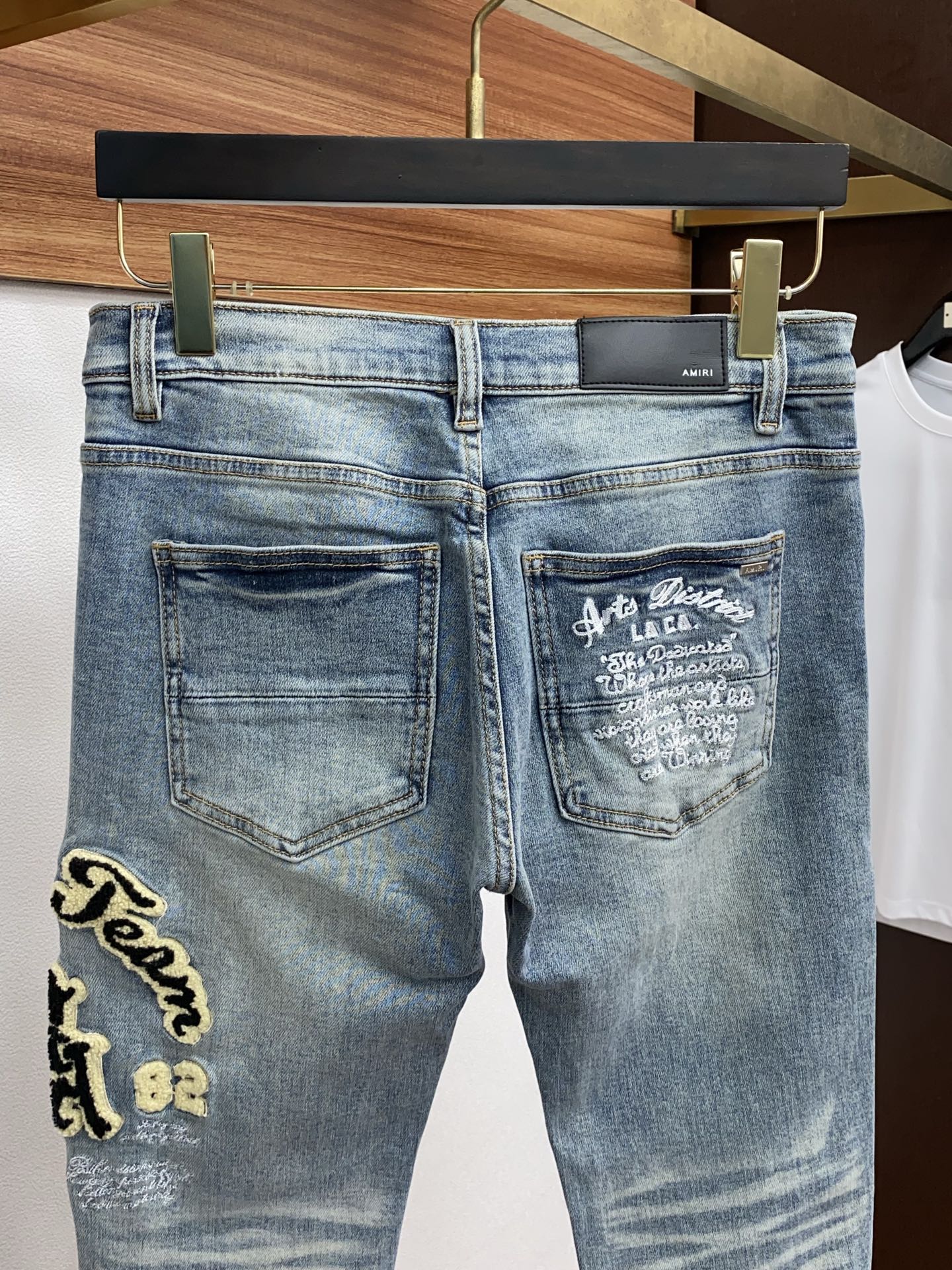 Premium AMIRI Men’s Jeans with Unique Water-Washing Craftsmanship and Durable Materials - 图片 9
