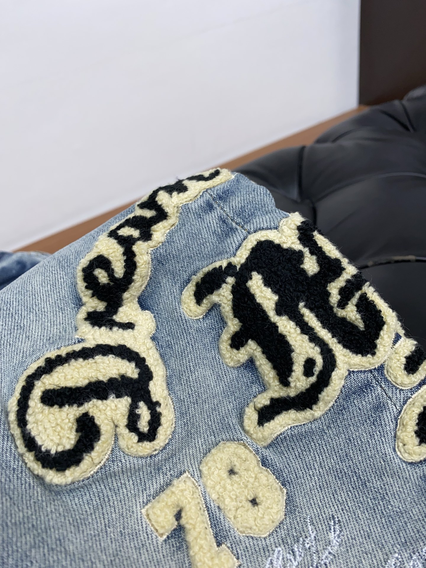 Premium AMIRI Men’s Jeans with Unique Water-Washing Craftsmanship and Durable Materials - 图片 5