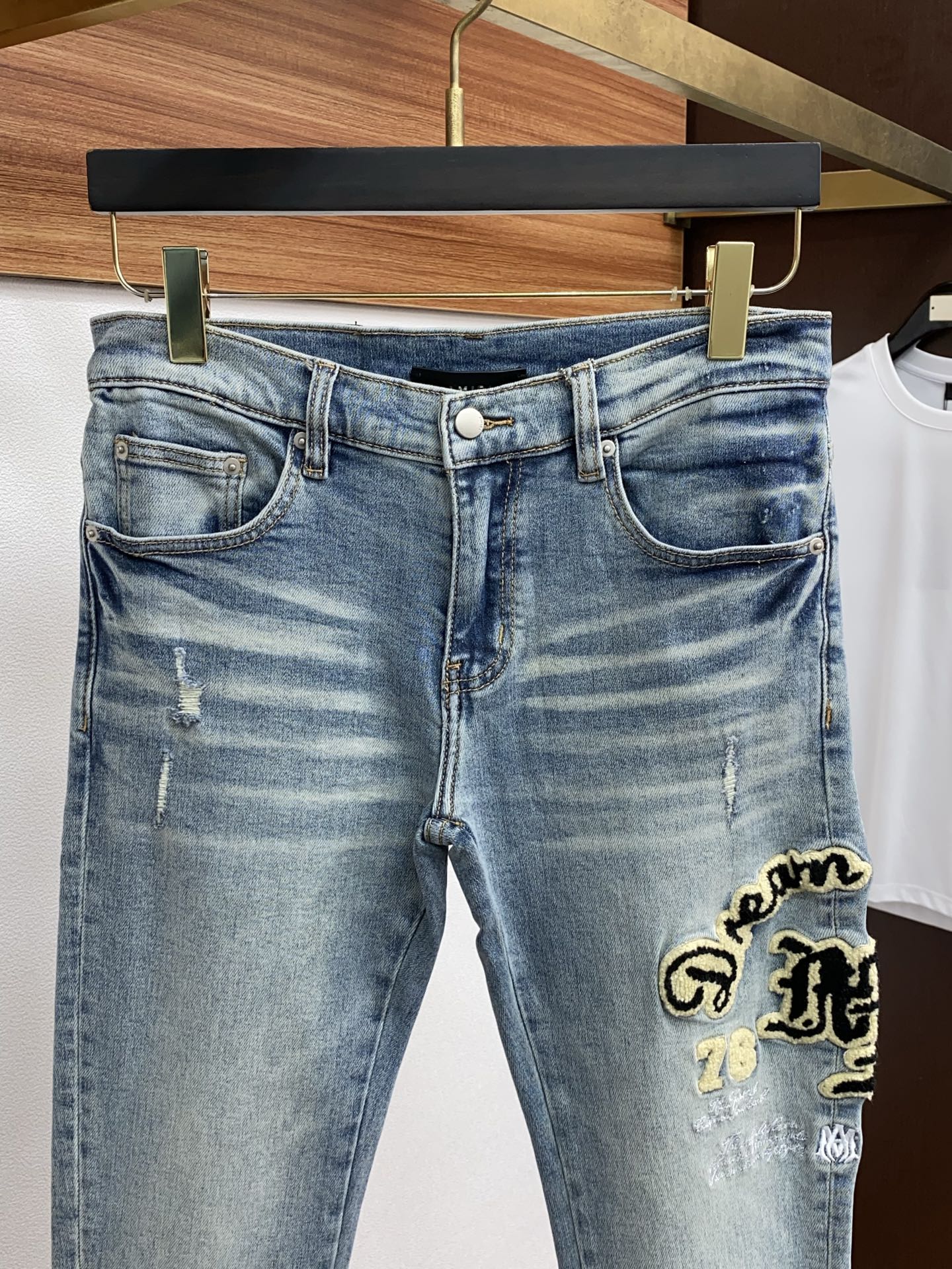 Premium AMIRI Men’s Jeans with Unique Water-Washing Craftsmanship and Durable Materials - 图片 3