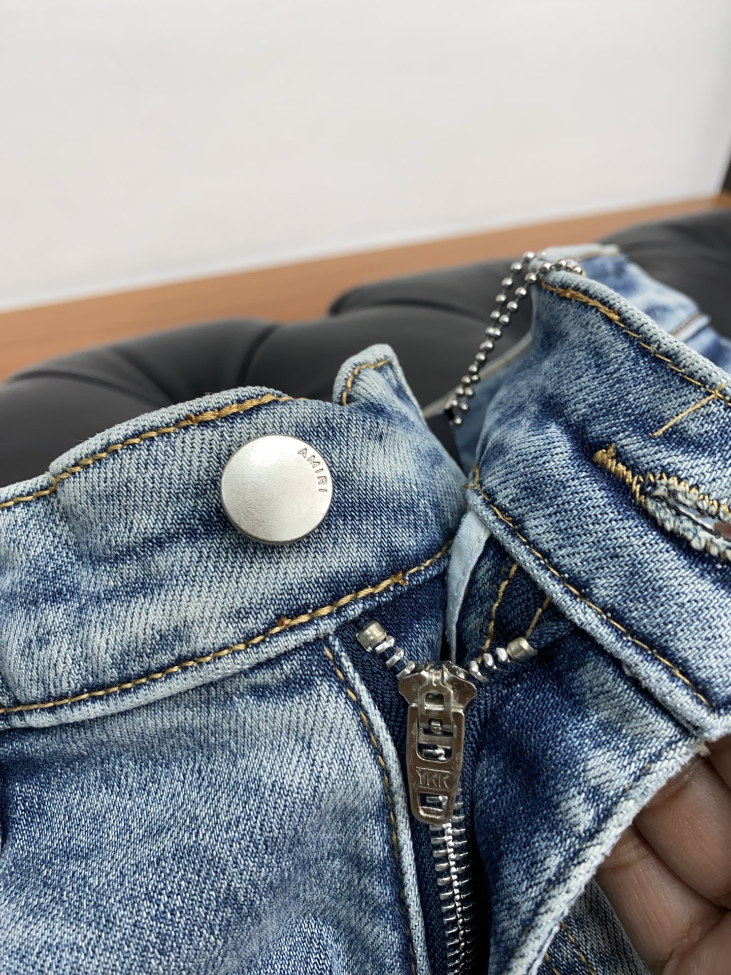 Premium AMIRI Men’s Jeans with Unique Water-Washing Craftsmanship and Durable Materials - 图片 4