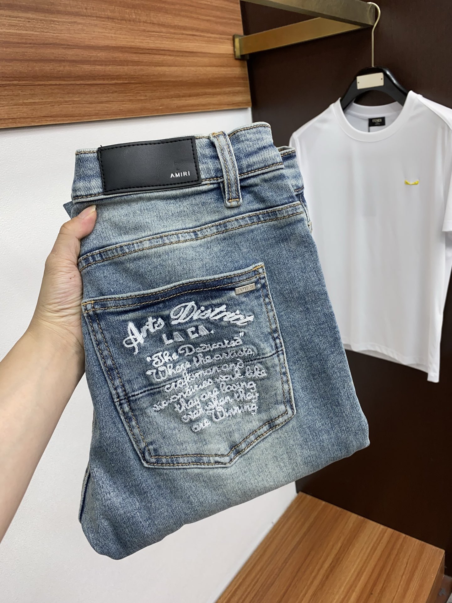 Premium AMIRI Men’s Jeans with Unique Water-Washing Craftsmanship and Durable Materials - 图片 1