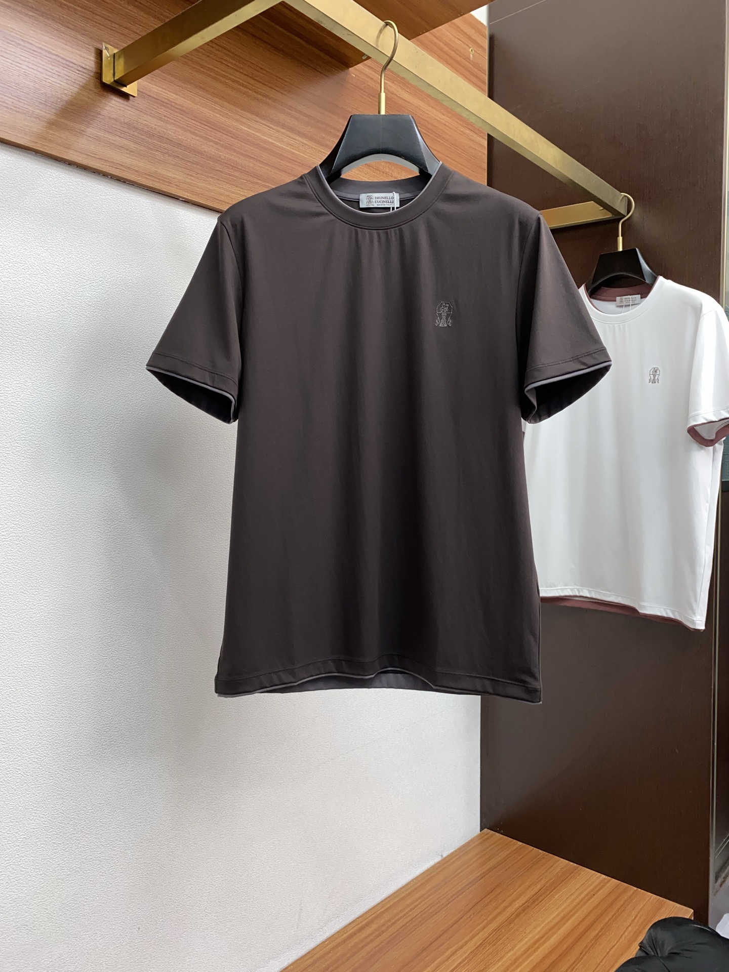 NO:429680,BC 2025 Spring and Summer New Round Neck Short-Sleeved T-shirt Minimalist Body Style!  Top-grade knitted cotton blend texture The overall feel is extremely comfortable, elastic and skin-friendly and high-end, classic short-sleeved. Trading company channel orders, and the official website is released simultaneously. It is simple and elegant, fashionable and versatile, and the quality is even more unsightly!! The quality of the fabric is as high as ever. It is soft and stylish, breathable and comfortable. The upper body has a good drape and is not easy to deform! It is even more difficult to fade! It makes the overall upper body effect more low-key, luxurious, noble and elegant! It shows a different flavor! Business and casual, fashionable and versatile, which is simply a must-have item for every successful man! Number of codes M-4xL,, T-shirt,tees, t-shirt, alexander wang19860909BC 2025春夏新品圆领短袖T恤衫 极简的衣身造型！ 顶级针织棉质混纺质地 整体的触感极为舒适,弹力十足亲肤效果高级,经典短袖 贸易公司渠道订单,官网同步发售,简约大气,时尚百搭,品相更是无法挑剔!!面料这块品质也是一如既往的高规格 柔软有型、透气舒适.上身垂感好,不易变形!更不易褪色! 使得整体的上身效果更加的低调奢华,高贵典雅!彰显出别样的风味!商务休闲,时尚百搭,简直是每位成功男士的必备单品! 码数M-4xL,,T-shirt,tees，t-shirt,alexander wang,Men's clothing