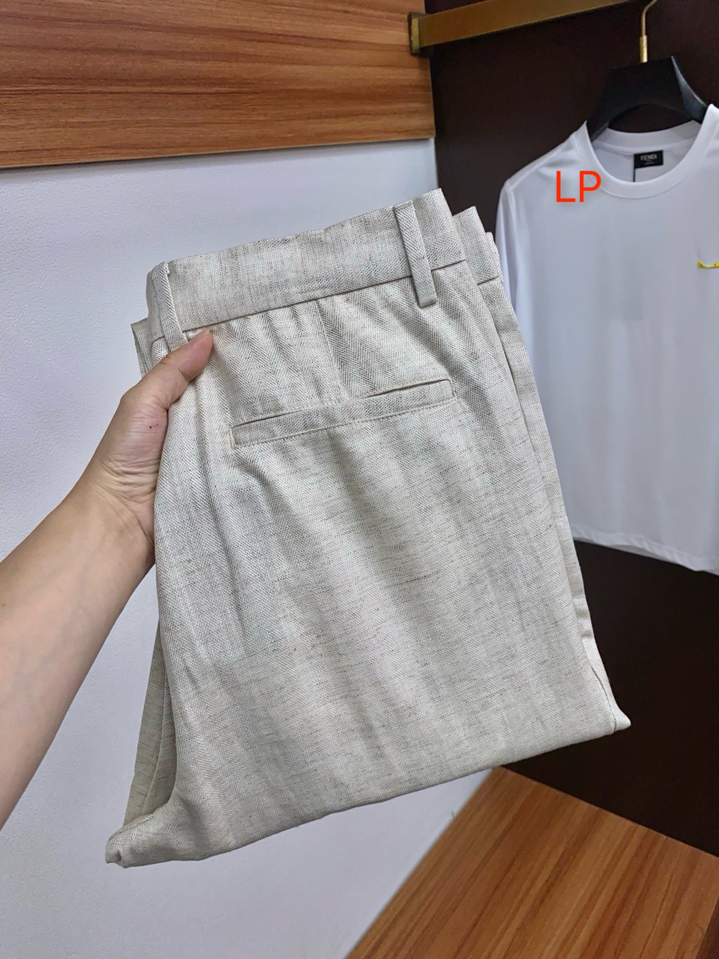 NO:442650,LP Nouyou Pianya 2025 spring and summer new style, the latest customized original linen and cotton casual pants. The original pants are casual and versatile, casual and lazy, high-end custom fabrics are soft and comfortable, breathable, and full of cotton. Customized craftsmanship, three-dimensional tailoring, stylish upper body, and full of comfort. High-end and atmospheric, the first choice for business and leisure 30-40,,loro piano,alexander wang19860909LP 诺悠翩雅 2025春夏季新款,最新定制原版麻棉休闲裤.原版裤型上身休闲百搭、随性慵懒范,高级定制面料柔软舒适 透气 棉感十足 订制工艺 立体剪裁 上身有型 舒适感爆棚.高端大气,商务休闲首选 30-40,,loro piana,alexander wang,Men's clothing