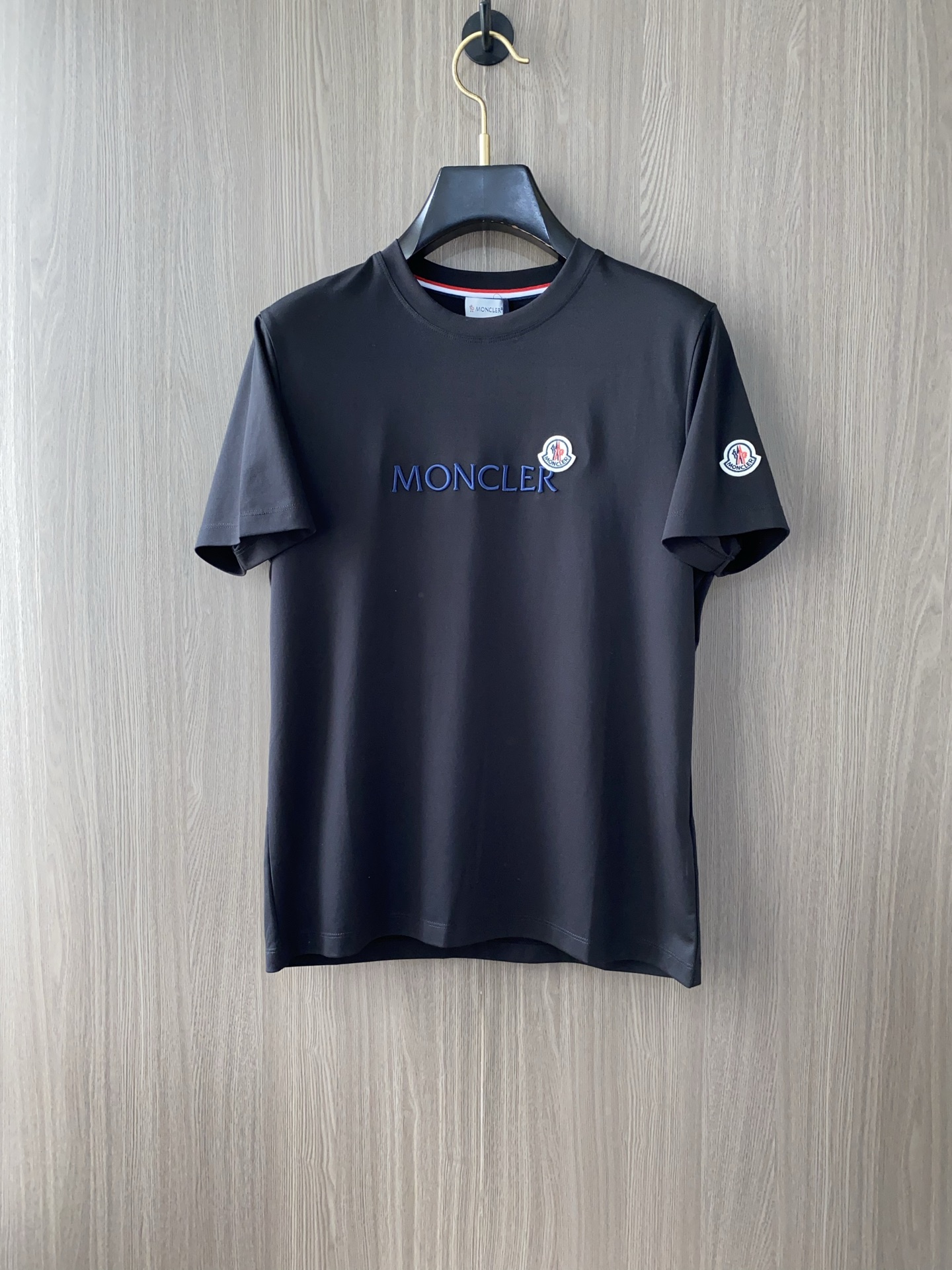 NO:421070,The new spring and summer 2025 new spring and summer style first launch counter latest round neck short sleeves, high-end customization, avant-garde and fashionable design!  Brand logo heavy craft design, high-end customized 100 double-sided mercerated cotton fabric, soft feel, comfortable to wear, exquisite counter-level car line, fine workmanship, invincible and handsome upper body effect!  A must-have item for handsome men!  Code number M-3xL, Moncler, T-shirt, alexander wang19860909蒙口 2025春夏新款首发专柜最新款圆领短袖 高端订制 设计前卫时尚！品牌logo重工艺设计 高端定制100支双面丝光棉面料.手感柔软.穿着舒适.专柜级别精致车线.做工精细.上身效果无敌帅气！型男必备单品！码数M-3xL,,Moncler,T-shirt,alexander wang,Men's clothing