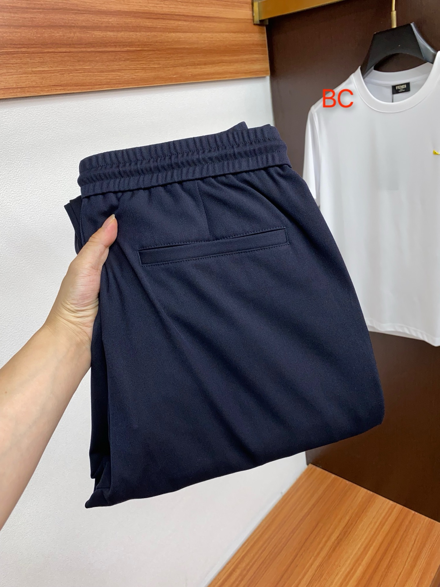 NO:432040,Zenia 2025 spring and summer new style, the latest customized original linen and cotton casual pants. The original pants are casual and versatile, casual and lazy, high-end custom fabrics are soft and comfortable, breathable, and full of cotton. Customized craftsmanship, three-dimensional tailoring, stylish and comfortable upper body, and full of comfort. High-end and atmospheric, the first choice for business and leisure M-4xL,,zegna,alexander wang19860909杰尼亚 2025春夏季新款,最新定制原版麻棉休闲裤.原版裤型上身休闲百搭、随性慵懒范,高级定制面料柔软舒适 透气 棉感十足 订制工艺 立体剪裁 上身有型 舒适感爆棚.高端大气,商务休闲首选 M-4xL,,zegna,alexander wang,Men's clothing