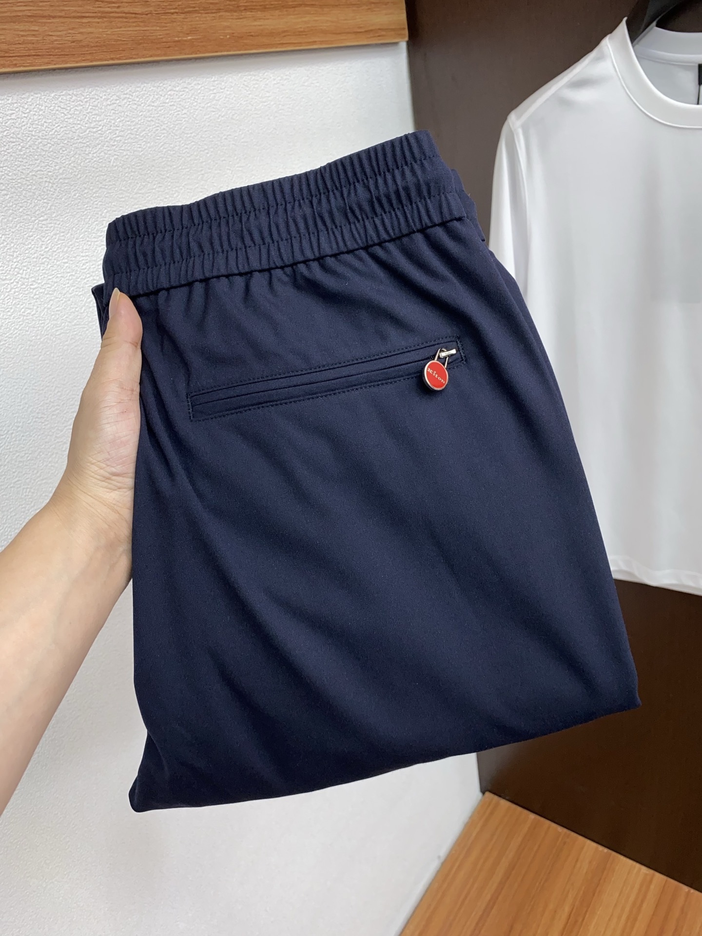 NO:432058,Kiton 2025 spring and summer new style, the latest customized original linen and cotton casual pants. The original pants are casual and versatile, casual and lazy, high-end custom fabrics are soft and comfortable, breathable, and full of cotton. Customized craftsmanship, three-dimensional tailoring, stylish upper body, and full of comfort. High-end and atmospheric, the first choice for business and leisure M-4xL,,alexander wang19860909kiton 2025春夏季新款,最新定制原版麻棉休闲裤.原版裤型上身休闲百搭、随性慵懒范,高级定制面料柔软舒适 透气 棉感十足 订制工艺 立体剪裁 上身有型 舒适感爆棚.高端大气,商务休闲首选 M-4xL,,alexander wang,Men's clothing