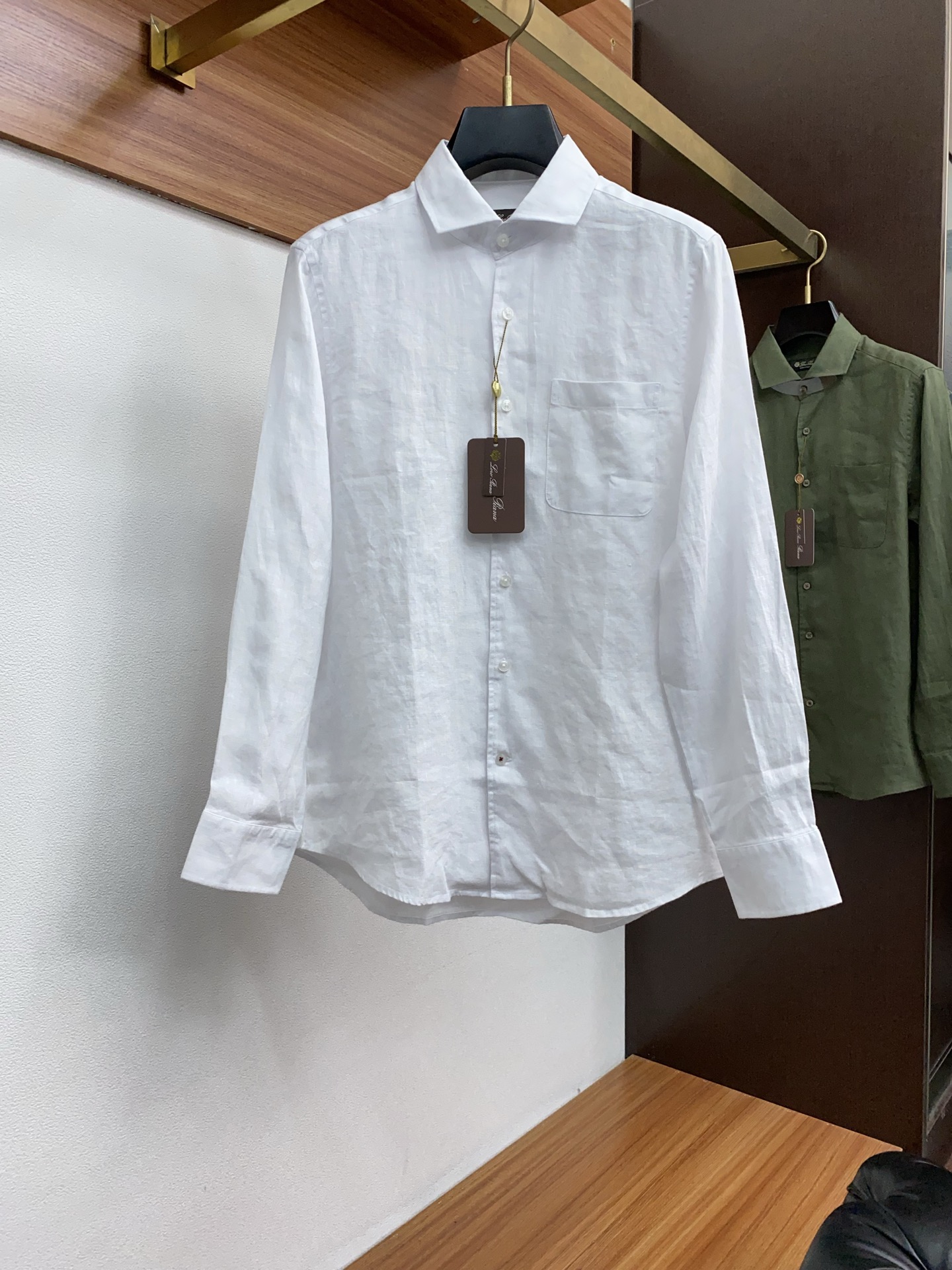 NO:460484,The latest style of LP counter with long-sleeved shirts, with trading companies that are available for sale on the leading official website!  Classic casual shirts are paired with unique French collar design, chest letter embroidery, simple, clean, classic and fashionable style design, which is a versatile style that can be switched at will. The fabric feels soft and delicate, and is extremely moisture-absorbing and breathable. It is comfortable to wear close to the body and skin-friendly. You can wear it alone or as a coat to wear it. Its versatile performance is beyond your imagination!  The top of the ready-to-wear is simple and fashionable without losing its elegance!  Highly recommended version!  S-2xL, loro piana, jackets & coats,shirts,alexander wang19860909LP 专柜最新款麻料长袖衬衣,贸易公司渠道稀出,领先官网发售！经典休闲衬衫搭配独特的法式领设计,胸口精字母刺绣,简洁干净、经典时髦的版型设计,属于可随意切换风格的百搭款式,面料手感软糯细腻,极具吸湿透气性,贴身着穿亲肤舒适,即可单穿内搭、也可用来作为外套着穿搭配,其百搭性能超乎你的想象！成衣上身简约时髦又不失优雅感！强烈推荐款！ 码数S-2xL,,loro piana,jackets & coats,shirts,alexander wang,Men's clothing