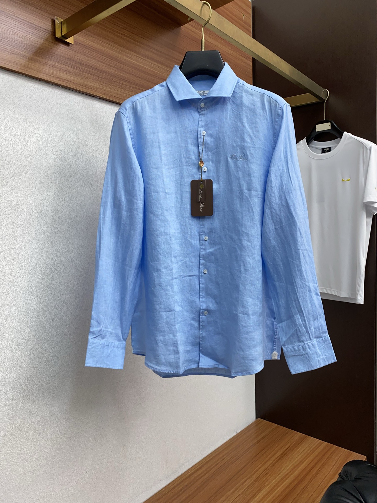 NO:438838,The latest style of LP counter with long-sleeved shirts, with trading companies that are available for sale on the leading official website!  Classic casual shirts are paired with unique French collar design, chest letter embroidery, simple, clean, classic and fashionable style design, which is a versatile style that can be switched at will. The fabric feels soft and delicate, and is extremely moisture-absorbing and breathable. It is comfortable to wear close to the body and skin-friendly. You can wear it alone or as a coat to wear it. Its versatile performance is beyond your imagination!  The top of the ready-to-wear is simple and fashionable without losing its elegance!  Highly recommended version!  S-2xL, loro piana, jackets & coats,shirts,alexander wang19860909LP 专柜最新款麻料长袖衬衣,贸易公司渠道稀出,领先官网发售！经典休闲衬衫搭配独特的法式领设计,胸口精字母刺绣,简洁干净、经典时髦的版型设计,属于可随意切换风格的百搭款式,面料手感软糯细腻,极具吸湿透气性,贴身着穿亲肤舒适,即可单穿内搭、也可用来作为外套着穿搭配,其百搭性能超乎你的想象！成衣上身简约时髦又不失优雅感！强烈推荐款！ 码数S-2xL,,loro piana,jackets & coats,shirts,alexander wang,Men's clothing