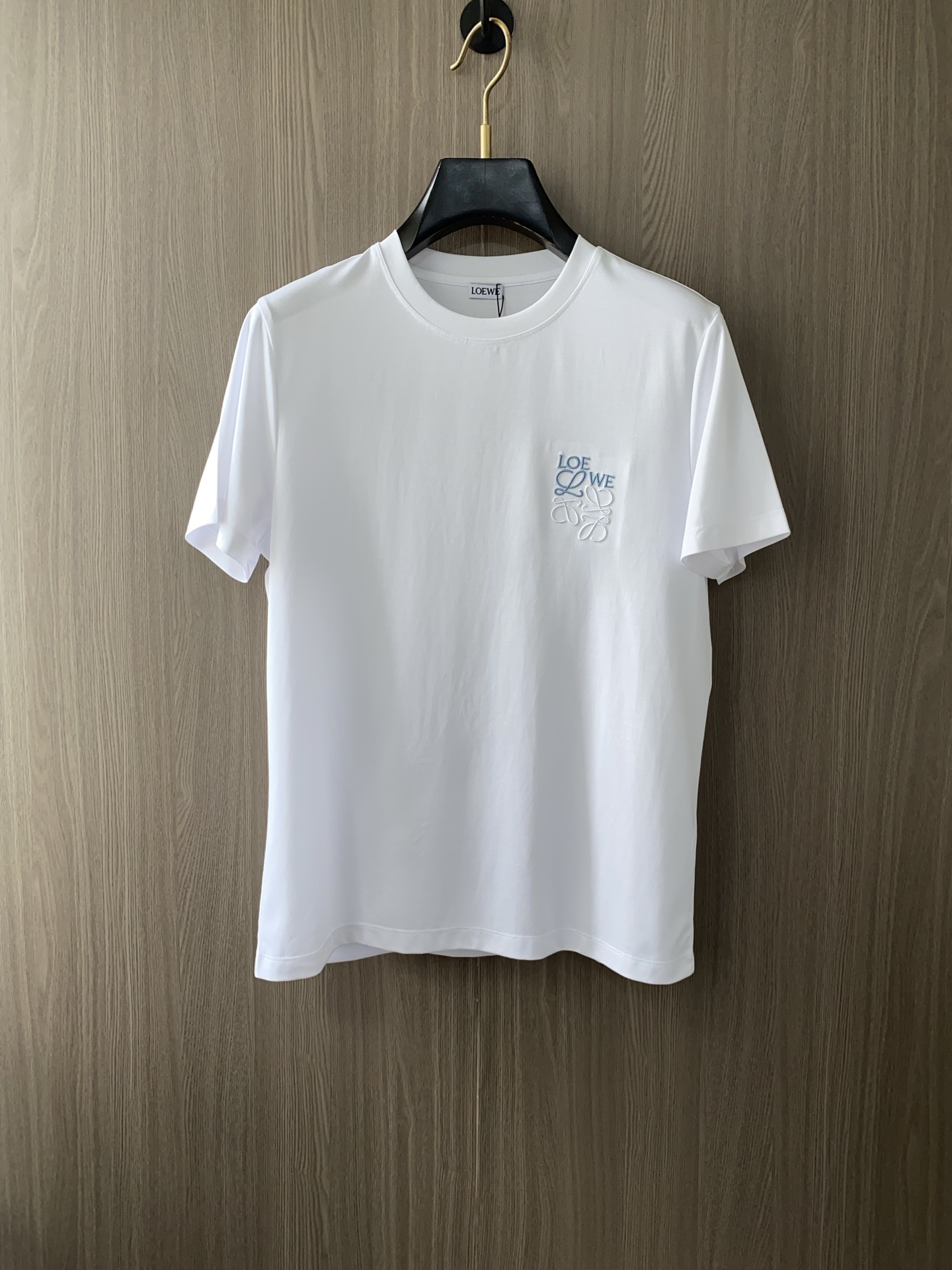 NO:452633,Luo Yiwei's new spring and summer new model in the first counter has the latest round neck short sleeves, high-end customization, avant-garde and fashionable design!  Brand logo heavy craft design, high-end customized 100 double-sided mercerated cotton fabric, soft feel, comfortable to wear, exquisite counter-level car line, fine workmanship, invincible and handsome upper body effect!  A must-have item for handsome men!  Code number M-3xL..,loewe,T-shirt,alexander wang19860909罗意威 2025春夏新款首发专柜最新款圆领短袖 高端订制 设计前卫时尚！品牌logo重工艺设计 高端定制100支双面丝光棉面料.手感柔软.穿着舒适.专柜级别精致车线.做工精细.上身效果无敌帅气！型男必备单品！码数M-3xL..,,loewe,T-shirt,alexander wang,Men's clothing