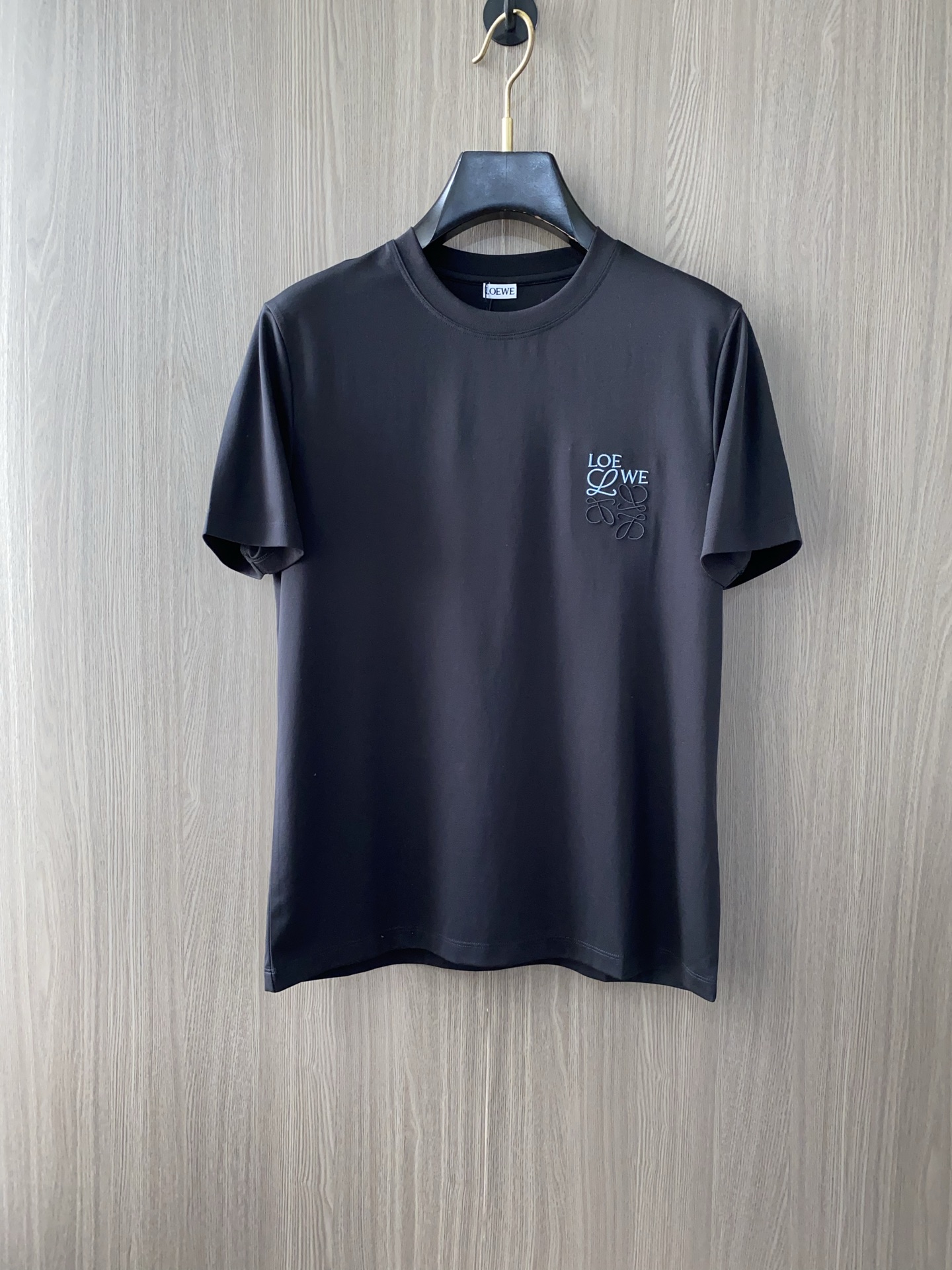 NO:448979,Luo Yiwei's new spring and summer new model in the first counter has the latest round neck short sleeves, high-end customization, avant-garde and fashionable design!  Brand logo heavy craft design, high-end customized 100 double-sided mercerated cotton fabric, soft feel, comfortable to wear, exquisite counter-level car line, fine workmanship, invincible and handsome upper body effect!  A must-have item for handsome men!  Code number M-3xL, loewe, T-shirt, alexander wang19860909罗意威 2025春夏新款首发专柜最新款圆领短袖 高端订制 设计前卫时尚！品牌logo重工艺设计 高端定制100支双面丝光棉面料.手感柔软.穿着舒适.专柜级别精致车线.做工精细.上身效果无敌帅气！型男必备单品！码数M-3xL,,loewe,T-shirt,alexander wang,Men's clothing