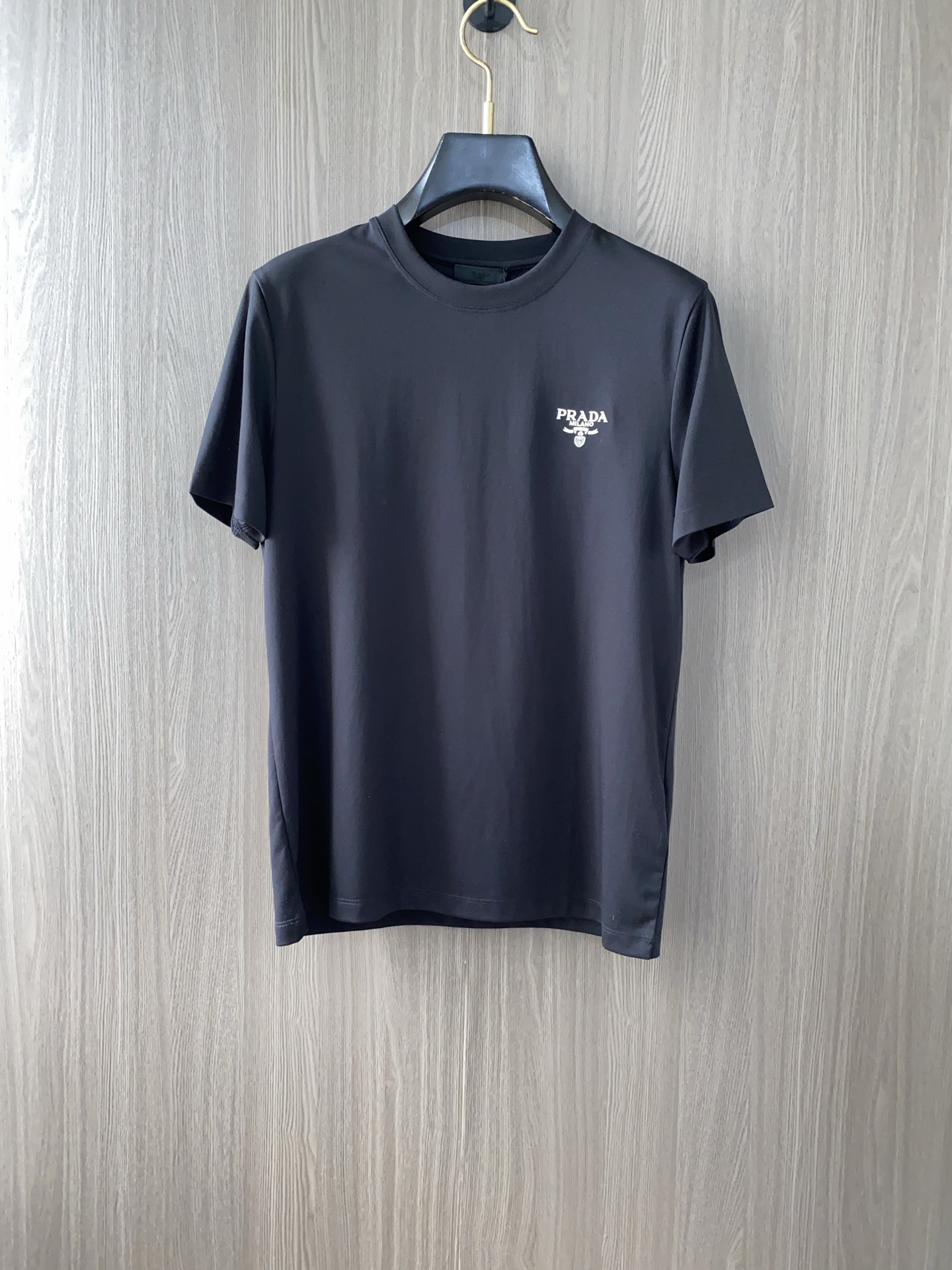 NO:438814,Prada 2025 spring and summer new styles are the latest round neck short sleeves in the counter, high-end customization, avant-garde and fashionable design!  Brand logo heavy craft design, high-end customized 100 double-sided mercerated cotton fabric, soft feel, comfortable to wear, exquisite counter-level car line, fine workmanship, invincible and handsome upper body effect!  A must-have item for handsome men!  Code number M-3xL, prada, T-shirt, alexander wang19860909普拉达 2025春夏新款首发专柜最新款圆领短袖 高端订制 设计前卫时尚！品牌logo重工艺设计 高端定制100支双面丝光棉面料.手感柔软.穿着舒适.专柜级别精致车线.做工精细.上身效果无敌帅气！型男必备单品！码数M-3xL,,prada,T-shirt,alexander wang,Men's clothing