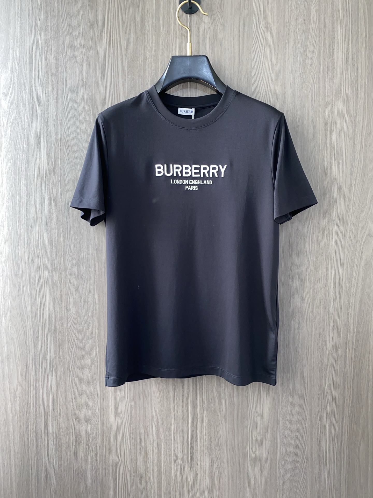 NO:452629,Burberry's new spring and summer new model in the first counter with the latest round neck short sleeves, high-end customization, avant-garde and fashionable design!  Brand logo heavy craft design, high-end customized 100 double-sided mercerated cotton fabric, soft feel, comfortable to wear, exquisite counter-level car line, fine workmanship, invincible and handsome upper body effect!  A must-have item for handsome men!  Code number M-3xL.., burberry, T-shirt, alexander wang19860909巴宝莉 2025春夏新款首发专柜最新款圆领短袖 高端订制 设计前卫时尚！品牌logo重工艺设计 高端定制100支双面丝光棉面料.手感柔软.穿着舒适.专柜级别精致车线.做工精细.上身效果无敌帅气！型男必备单品！码数M-3xL..,,burberry,T-shirt,alexander wang,Men's clothing