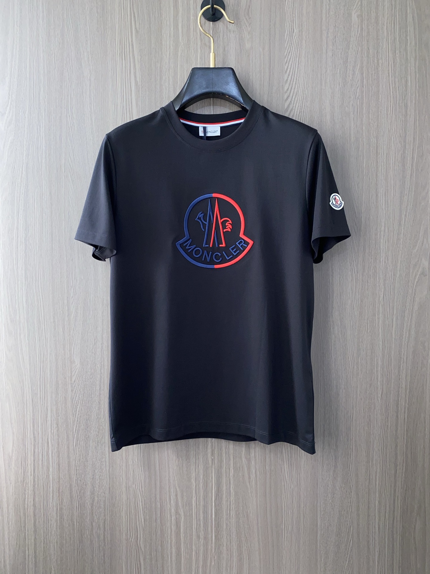 NO:438823,The new spring and summer 2025 new spring and summer style first launch counter latest round neck short sleeves, high-end customization, avant-garde and fashionable design!  Brand logo heavy craft design, high-end customized 100 double-sided mercerated cotton fabric, soft feel, comfortable to wear, exquisite counter-level car line, fine workmanship, invincible and handsome upper body effect!  A must-have item for handsome men!  Code number M-3xL, Moncler, T-shirt, alexander wang19860909蒙口 2025春夏新款首发专柜最新款圆领短袖 高端订制 设计前卫时尚！品牌logo重工艺设计 高端定制100支双面丝光棉面料.手感柔软.穿着舒适.专柜级别精致车线.做工精细.上身效果无敌帅气！型男必备单品！码数M-3xL,,Moncler,T-shirt,alexander wang,Men's clothing