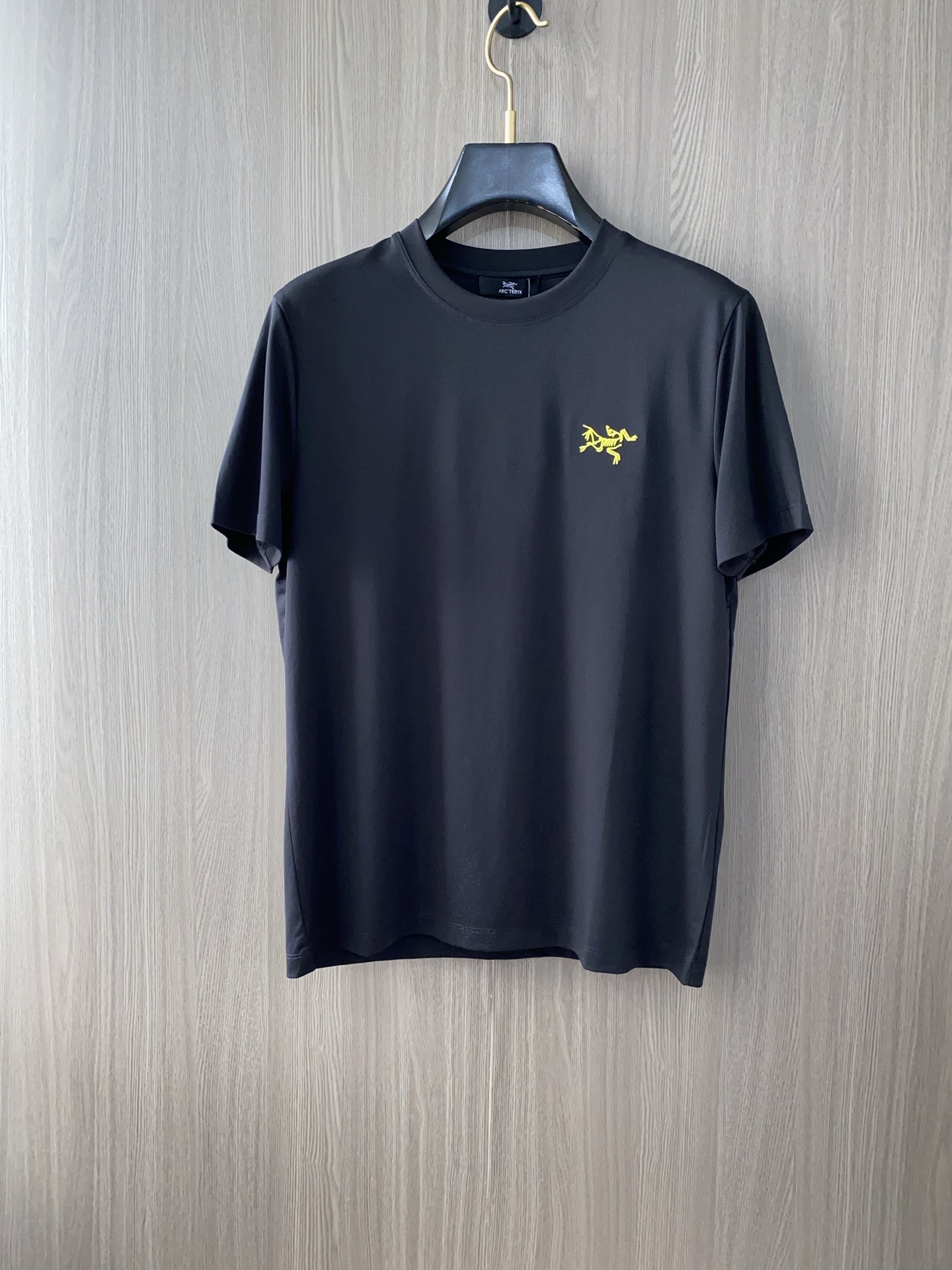 NO:438831,Archaeopteryx 2025 spring and summer new model first launch counter latest round neck short sleeves, high-end customization, avant-garde and fashionable design!  Brand logo heavy craft design, high-end customized 100 double-sided mercerated cotton fabric, soft feel, comfortable to wear, exquisite counter-level car line, fine workmanship, invincible and handsome upper body effect!  A must-have item for handsome men!  Code number M-3xL, arc'teryx, T-shirt, alexander wang19860909始祖鸟 2025春夏新款首发专柜最新款圆领短袖 高端订制 设计前卫时尚！品牌logo重工艺设计 高端定制100支双面丝光棉面料.手感柔软.穿着舒适.专柜级别精致车线.做工精细.上身效果无敌帅气！型男必备单品！码数M-3xL,arc'teryx,T-shirt,alexander wang,Men's clothing