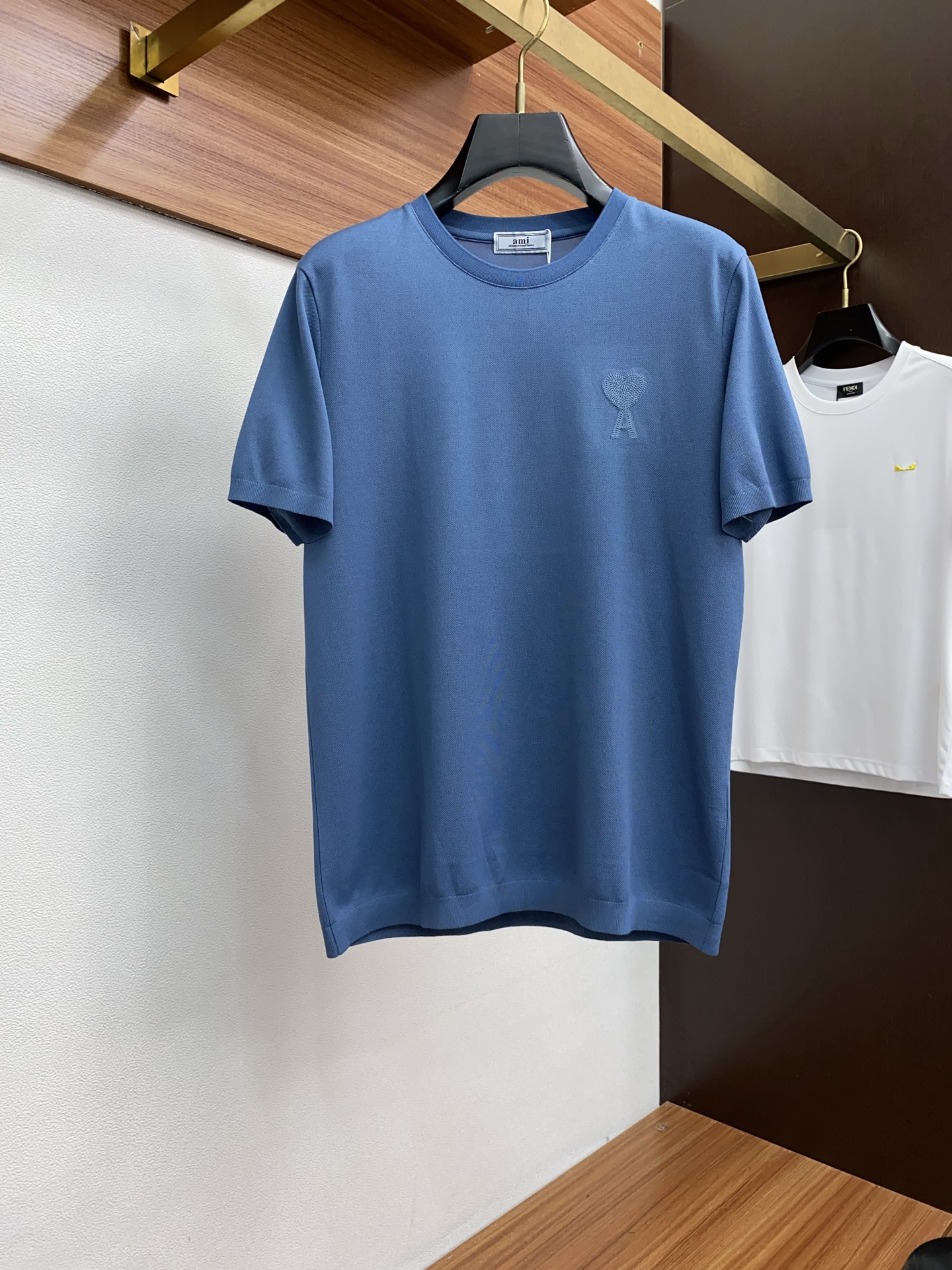 NO:432056,ami 2025 spring and summer new round neck short-sleeved T-shirt with minimalist body shape!  Top-grade knitted cotton blend texture The overall touch is extremely comfortable, elastic and skin-friendly and high-end, classic short-sleeved. Trading company channel orders, and the official website is released simultaneously. It is simple and elegant, fashionable and versatile, and the quality is even more unsightly!! The quality of the fabric is as high as ever. It is soft and stylish, breathable and comfortable. The upper body has a good drape and is not easy to deform! It is even more difficult to fade! It makes the overall upper body effect more low-key, luxurious, noble and elegant! It shows a different flavor! Business and casual, fashionable and versatile, it is simply a must-have item for every successful man! Number M-3xL, T-shirt,tees, t-shirt, alexander wang19860909ami 2025春夏新品圆领短袖T恤衫 极简的衣身造型！ 顶级针织棉质混纺质地 整体的触感极为舒适,弹力十足亲肤效果高级,经典短袖 贸易公司渠道订单,官网同步发售,简约大气,时尚百搭,品相更是无法挑剔!!面料这块品质也是一如既往的高规格 柔软有型、透气舒适.上身垂感好,不易变形!更不易褪色! 使得整体的上身效果更加的低调奢华,高贵典雅!彰显出别样的风味!商务休闲,时尚百搭,简直是每位成功男士的必备单品! 码数M-3xL,,T-shirt,tees，t-shirt,alexander wang,Men's clothing