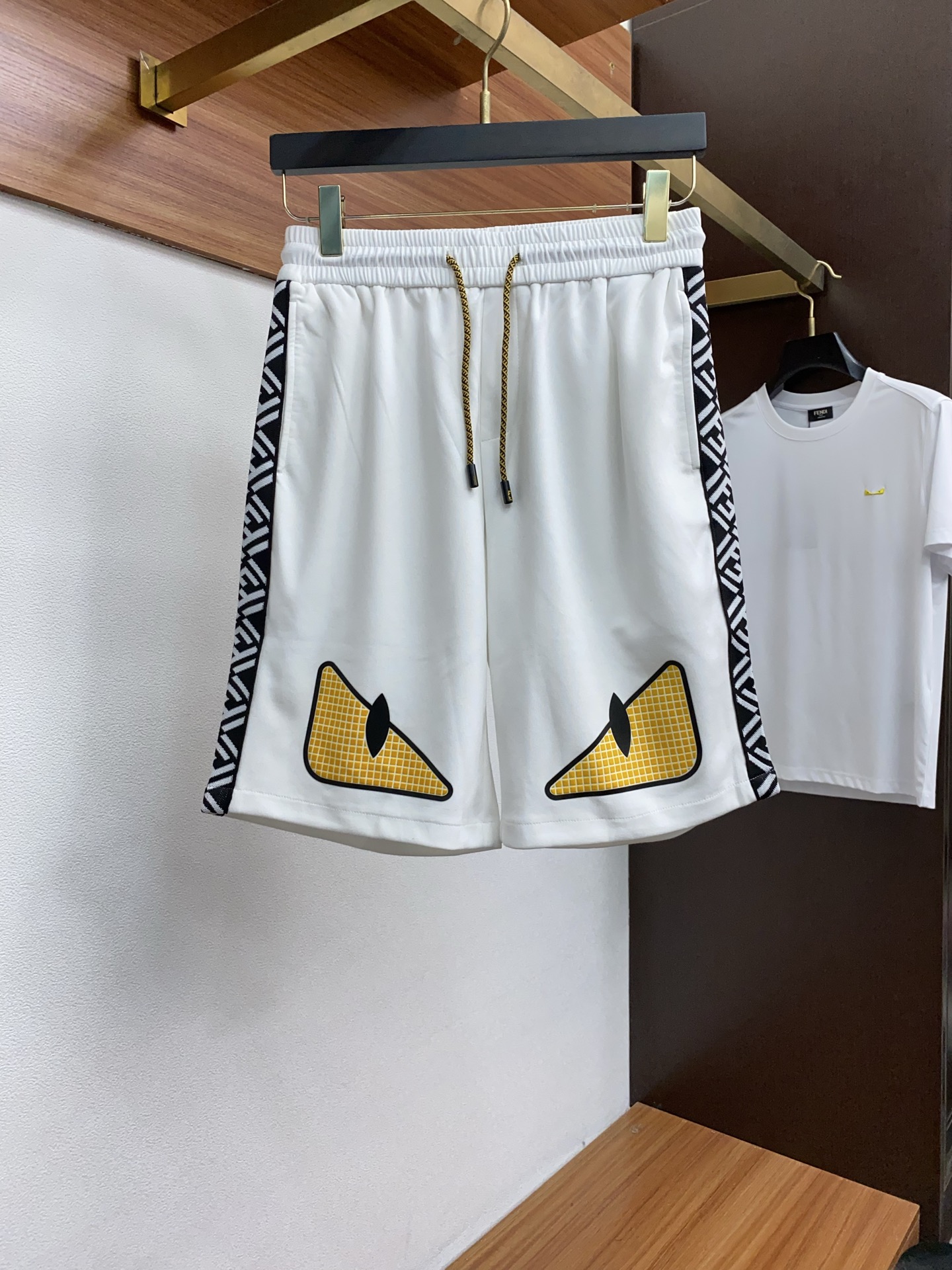 NO:432025,Fendi 2025 spring and summer new style, the latest casual shorts. The original pants are casual and versatile, casual and lazy, high-end custom fabrics, customized craftsmanship, and comfortable. High-end and atmospheric, does the summer taste have? First choice.M-3xL,,fendi, shorts, alexander wang19860909芬迪 2025春夏季新款,最新休闲短裤.原版裤型上身休闲百搭、随性慵懒范,高级定制面料,订制工艺 舒适感爆棚.高端大气,夏天的味道有没有,首选 .M-3xL,,fendi,shorts,alexander wang,Men's clothing