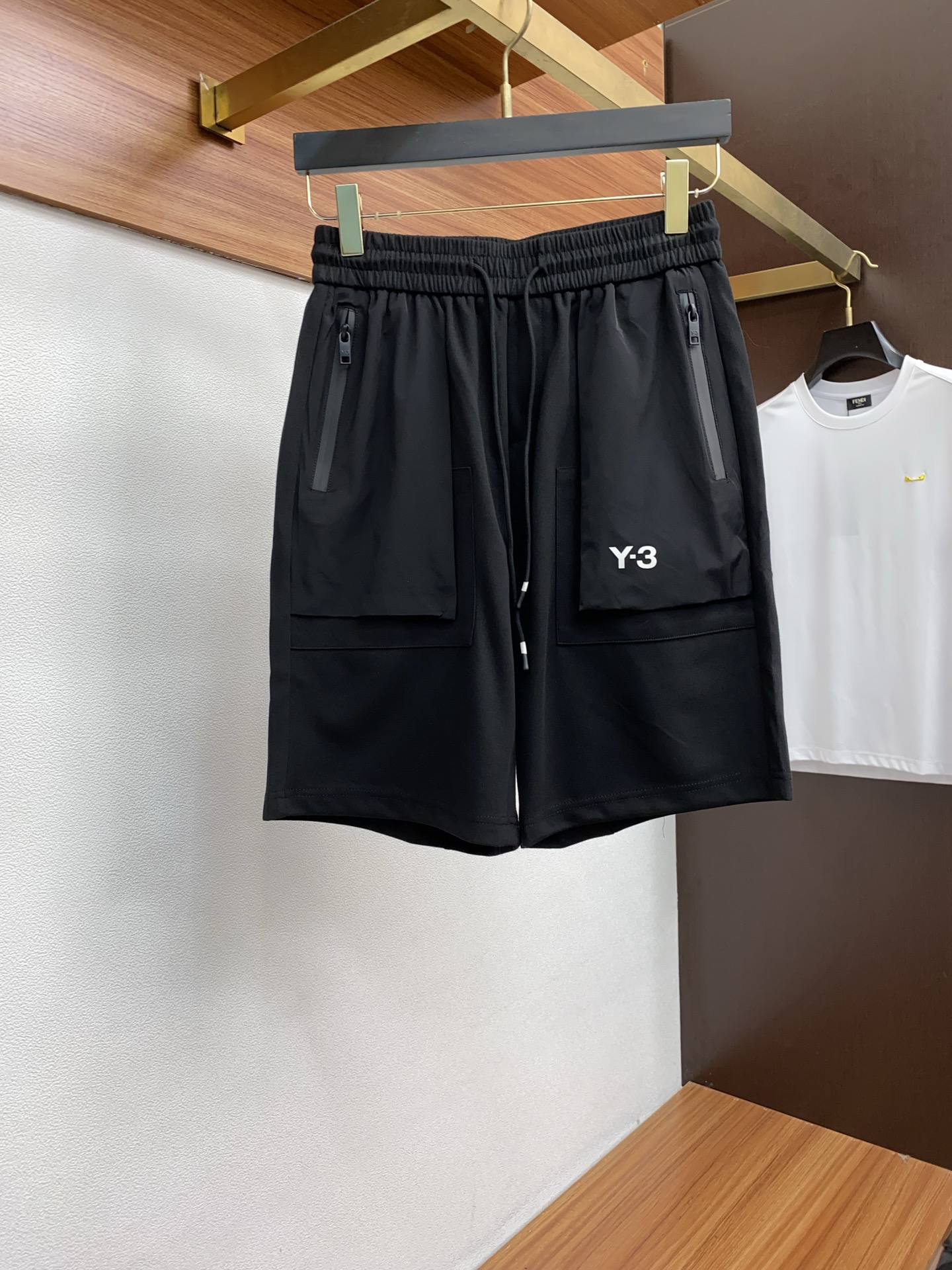 Y-3 2025 Summer Leisure Shorts: High-end, Customized Fabric, Tailored Comfort for Summer Chic.