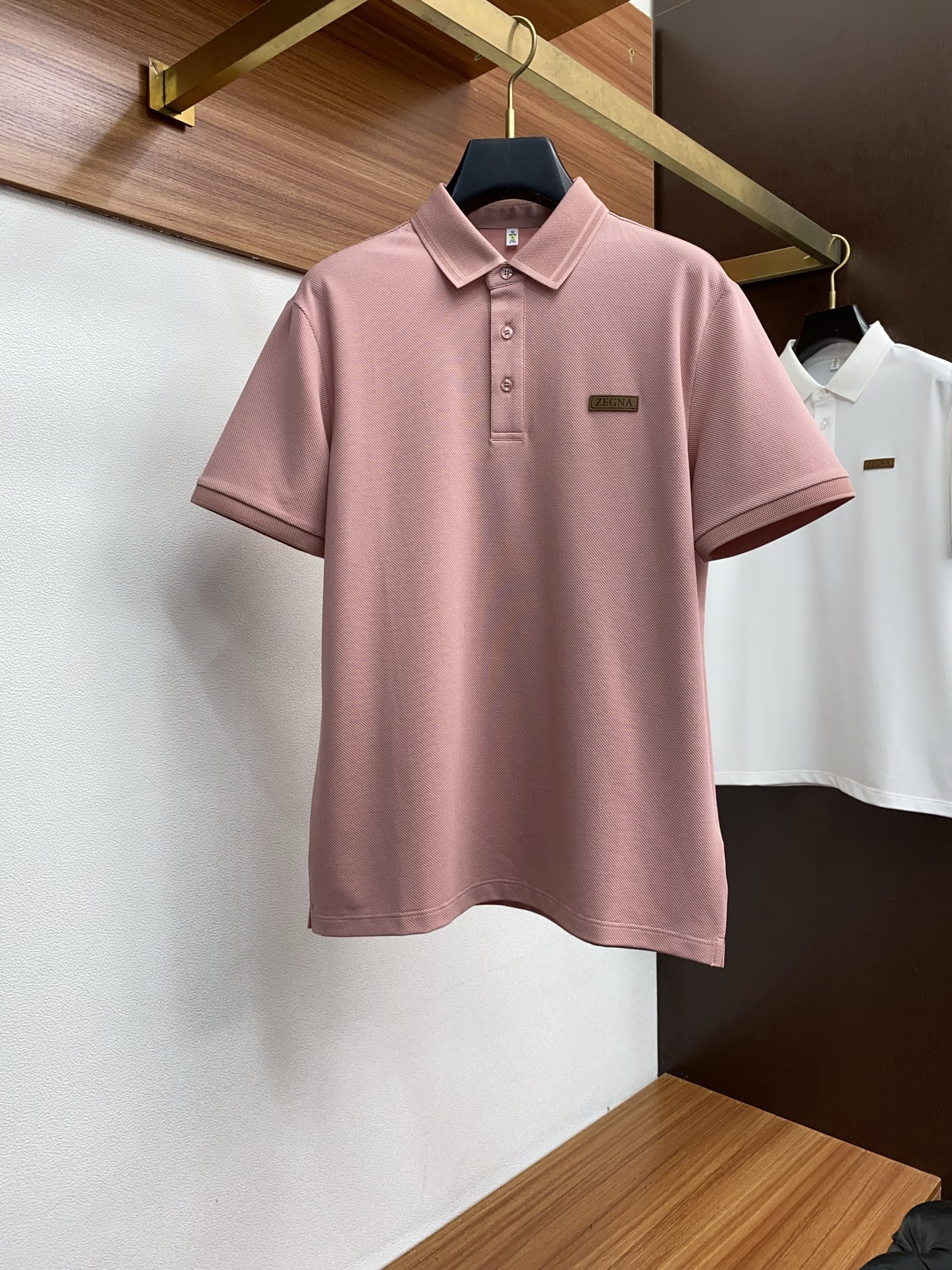 NO:429715,Zenia, 2025s classic fashion lapel Polo shirt short sleeves, trading company channel orders, simple and elegant, fashionable and versatile, and the quality is even more unstriking!  Use imported custom-woven pure cotton bead mesh fabric, which is soft, straight, stylish, breathable and comfortable. The upper body has a good drooping feeling and is not easy to deform! It is even less likely to fade! A clean and refreshing basic POLO shirt style, a small and crisp pointed collar, stylish and fashionable, perfectly combining casual and business!  Fashionable and versatile!  M-3X L (model 173, 143 catties upper body L size), zegna, T-shirt, alexander wang19860909杰尼亚、2025s经典时尚翻领 Polo衫短袖 ,贸易公司渠道订单,简约大气,时尚百搭,品相更是无法挑剔！选用客供进口定织纯棉珠地网眼面料,柔软挺阔有型、透气舒适.上身垂感好,不易变形!更不易褪色!干净清爽的基础 POLO衫版型,小巧而挺括的尖领有型又时尚,休闲与商务完美结合！时尚百搭！M-3X L（模特173,143斤上身L码）,,zegna,T-shirt,alexander wang,Men's clothing