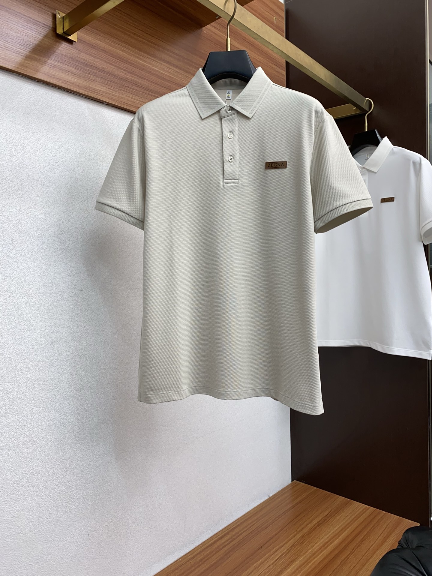 NO:432014,Zenia, 2025s classic fashion lapel Polo shirt short sleeves, trading company channel orders, simple and elegant, fashionable and versatile, and the quality is even more unstriking!  Use imported custom-woven pure cotton bead mesh fabric, which is soft, straight, stylish, breathable and comfortable. The upper body has a good drooping feeling and is not easy to deform! It is even less likely to fade! A clean and refreshing basic POLO shirt style, a small and crisp pointed collar, stylish and fashionable, perfectly combining casual and business!  Fashionable and versatile!  M-3X L (model 173, 143 catties upper body L size), zegna, T-shirt, alexander wang19860909杰尼亚、2025s经典时尚翻领 Polo衫短袖 ,贸易公司渠道订单,简约大气,时尚百搭,品相更是无法挑剔！选用客供进口定织纯棉珠地网眼面料,柔软挺阔有型、透气舒适.上身垂感好,不易变形!更不易褪色!干净清爽的基础 POLO衫版型,小巧而挺括的尖领有型又时尚,休闲与商务完美结合！时尚百搭！M-3X L（模特173,143斤上身L码）,,zegna,T-shirt,alexander wang,Men's clothing