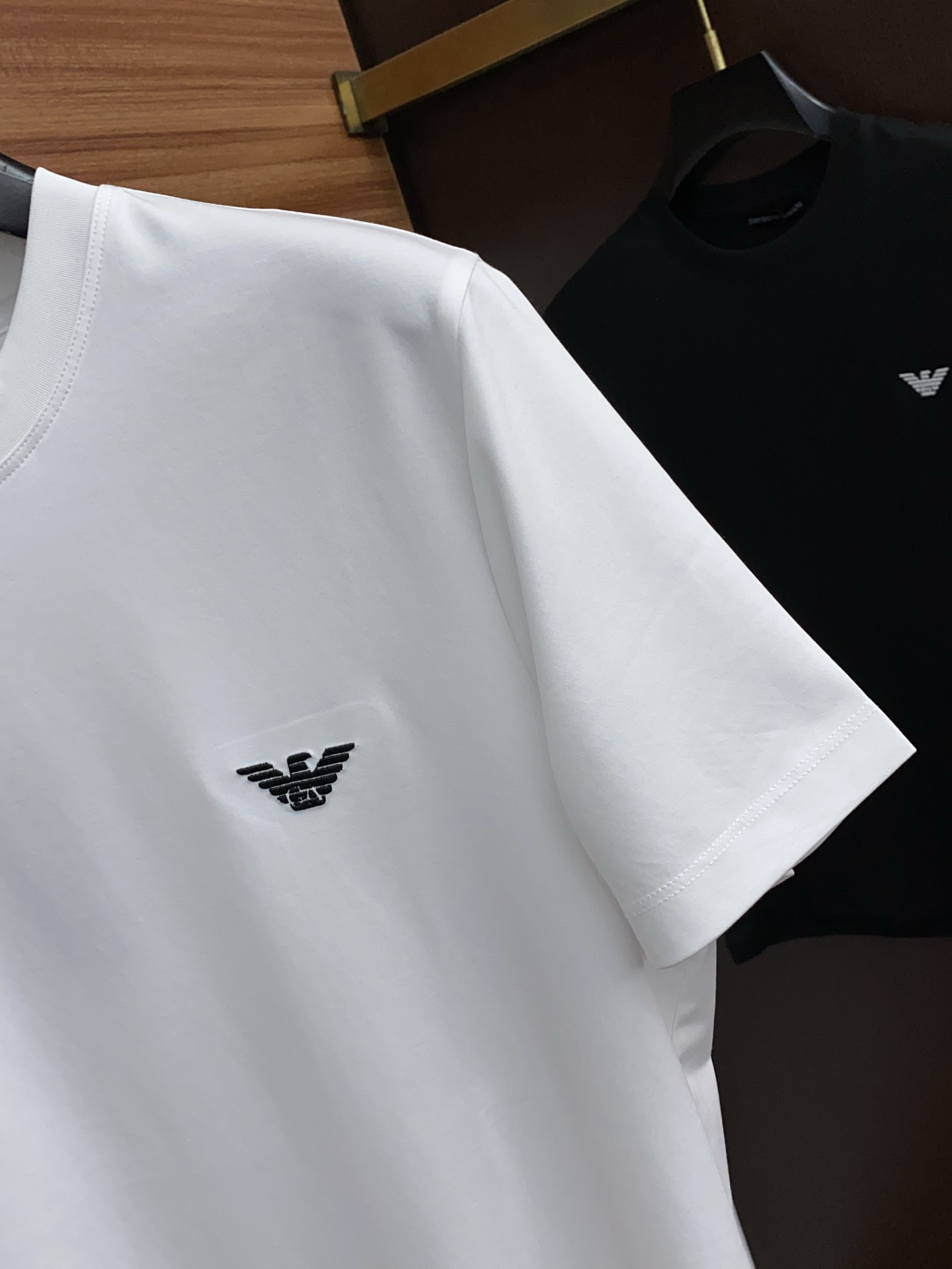  阿玛尼 2025春夏新款首发专柜最新款圆领短袖 高端订制 设计前卫时尚！品牌logo重工艺设计 高端定