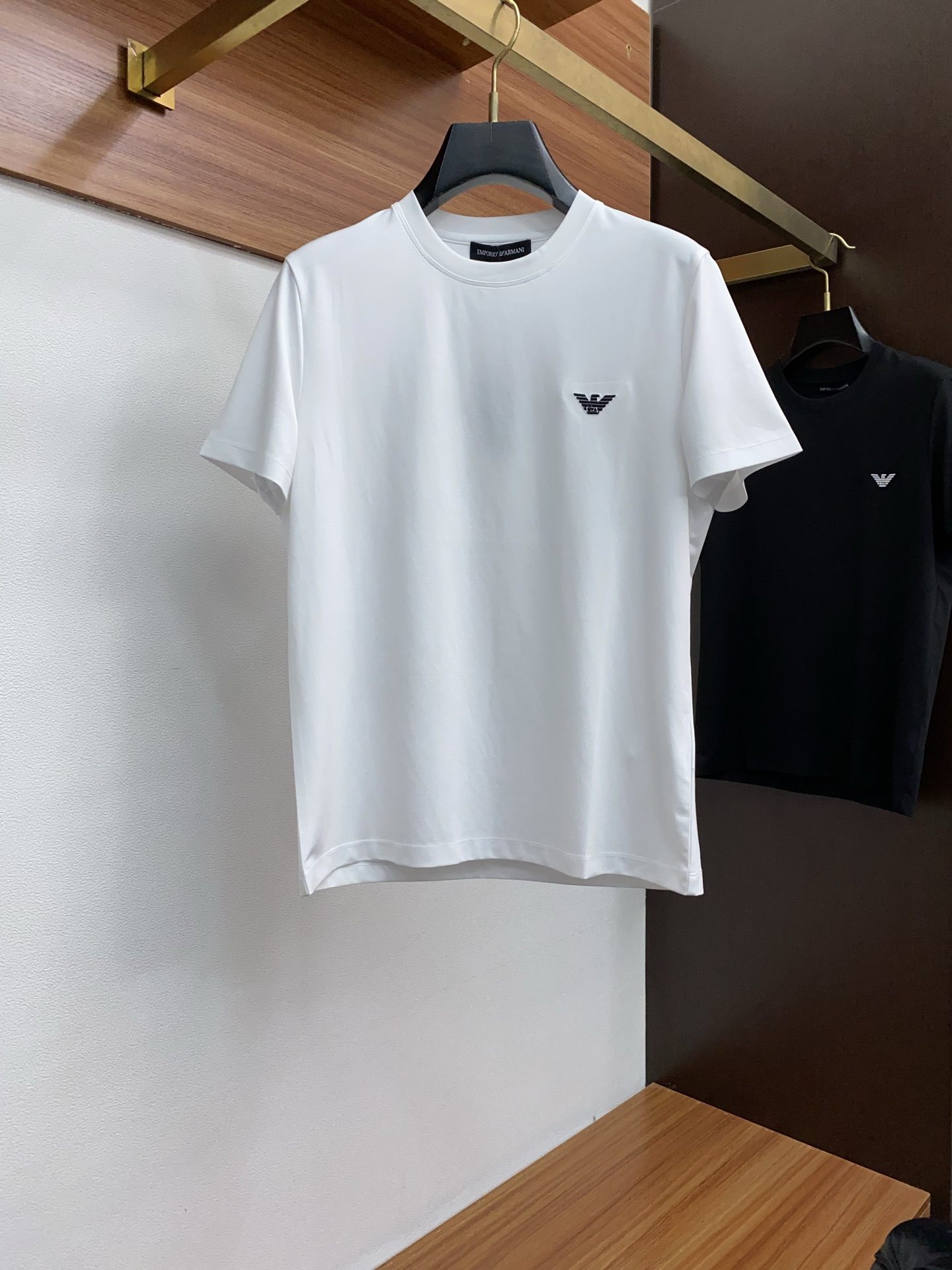  阿玛尼 2025春夏新款首发专柜最新款圆领短袖 高端订制 设计前卫时尚！品牌logo重工艺设计 高端定