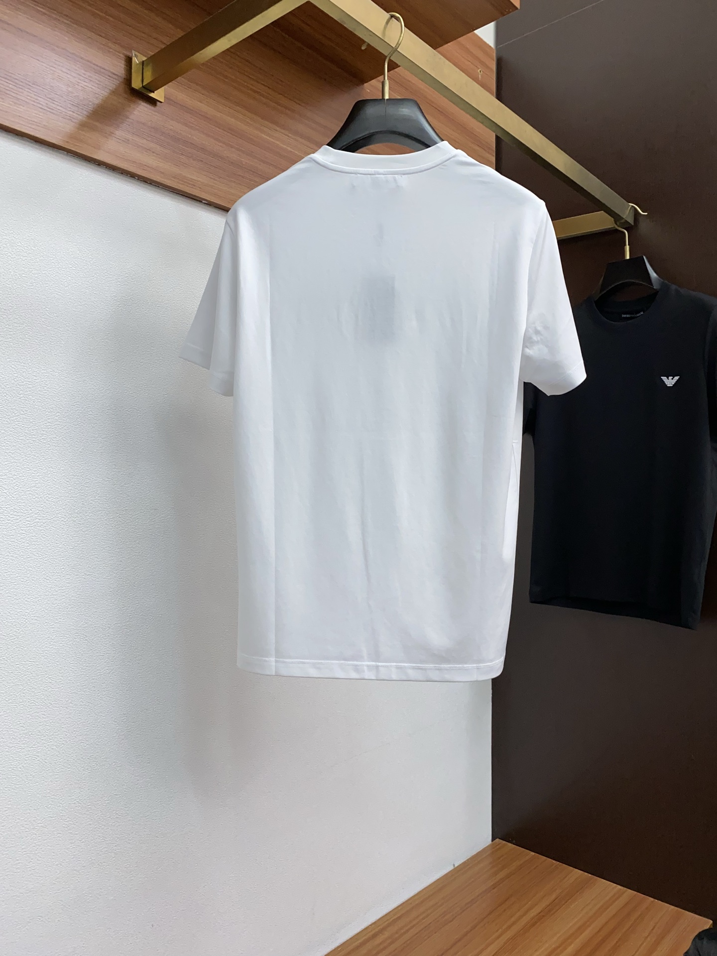  阿玛尼 2025春夏新款首发专柜最新款圆领短袖 高端订制 设计前卫时尚！品牌logo重工艺设计 高端定