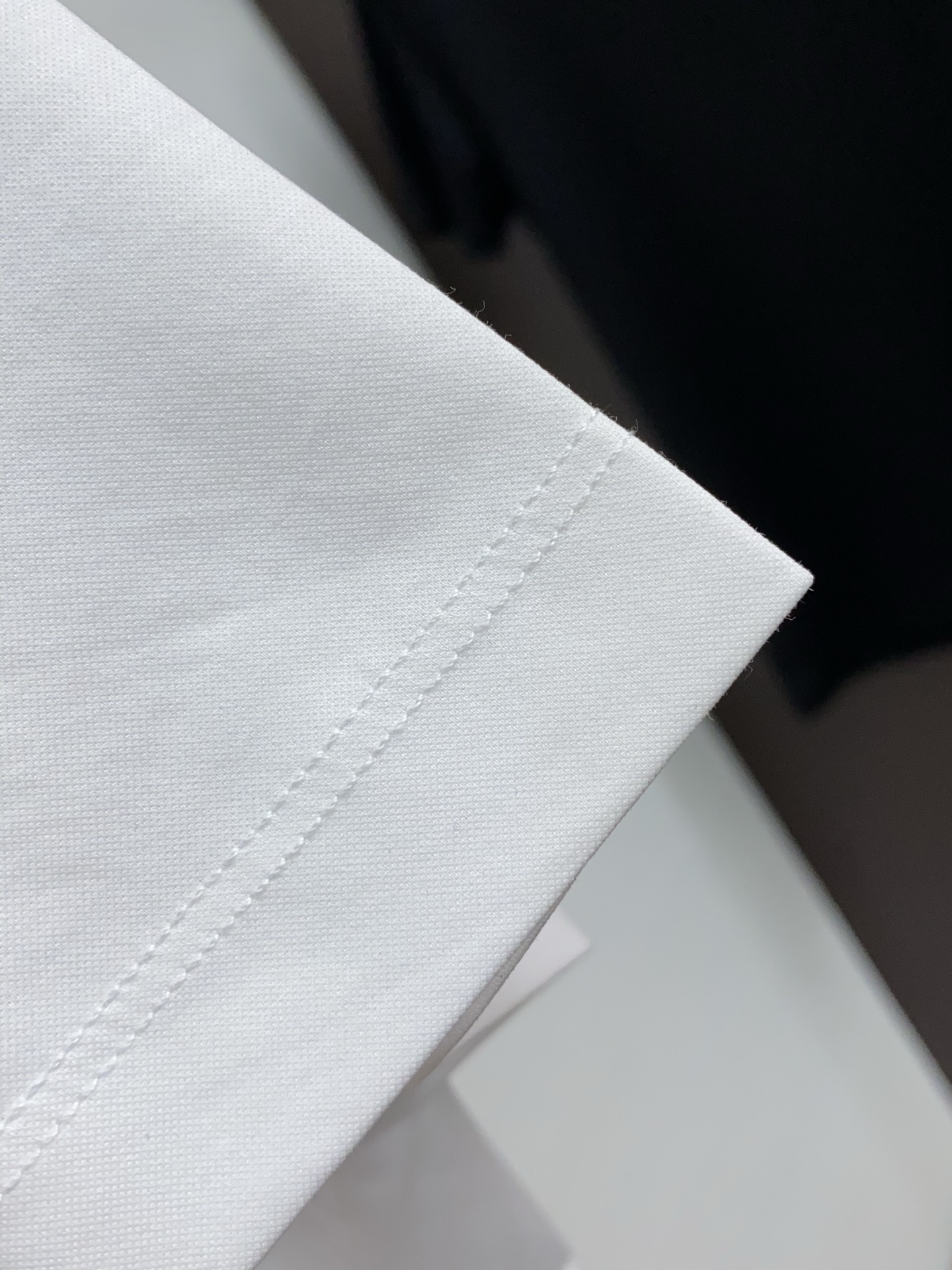  阿玛尼 2025春夏新款首发专柜最新款圆领短袖 高端订制 设计前卫时尚！品牌logo重工艺设计 高端定