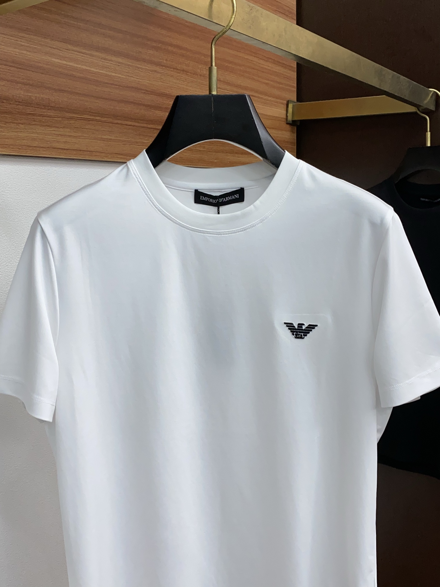  阿玛尼 2025春夏新款首发专柜最新款圆领短袖 高端订制 设计前卫时尚！品牌logo重工艺设计 高端定