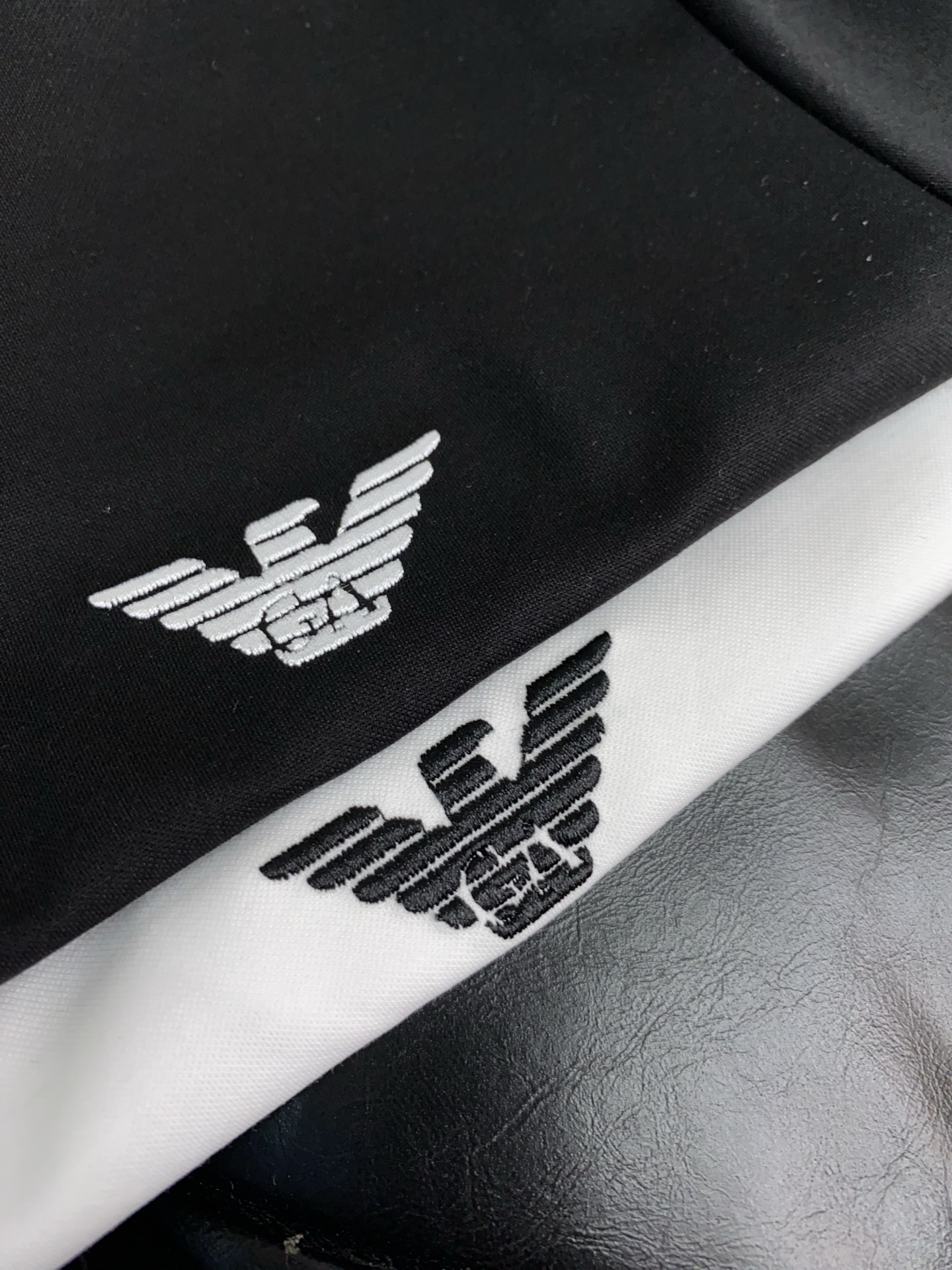  阿玛尼 2025春夏新款首发专柜最新款圆领短袖 高端订制 设计前卫时尚！品牌logo重工艺设计 高端定