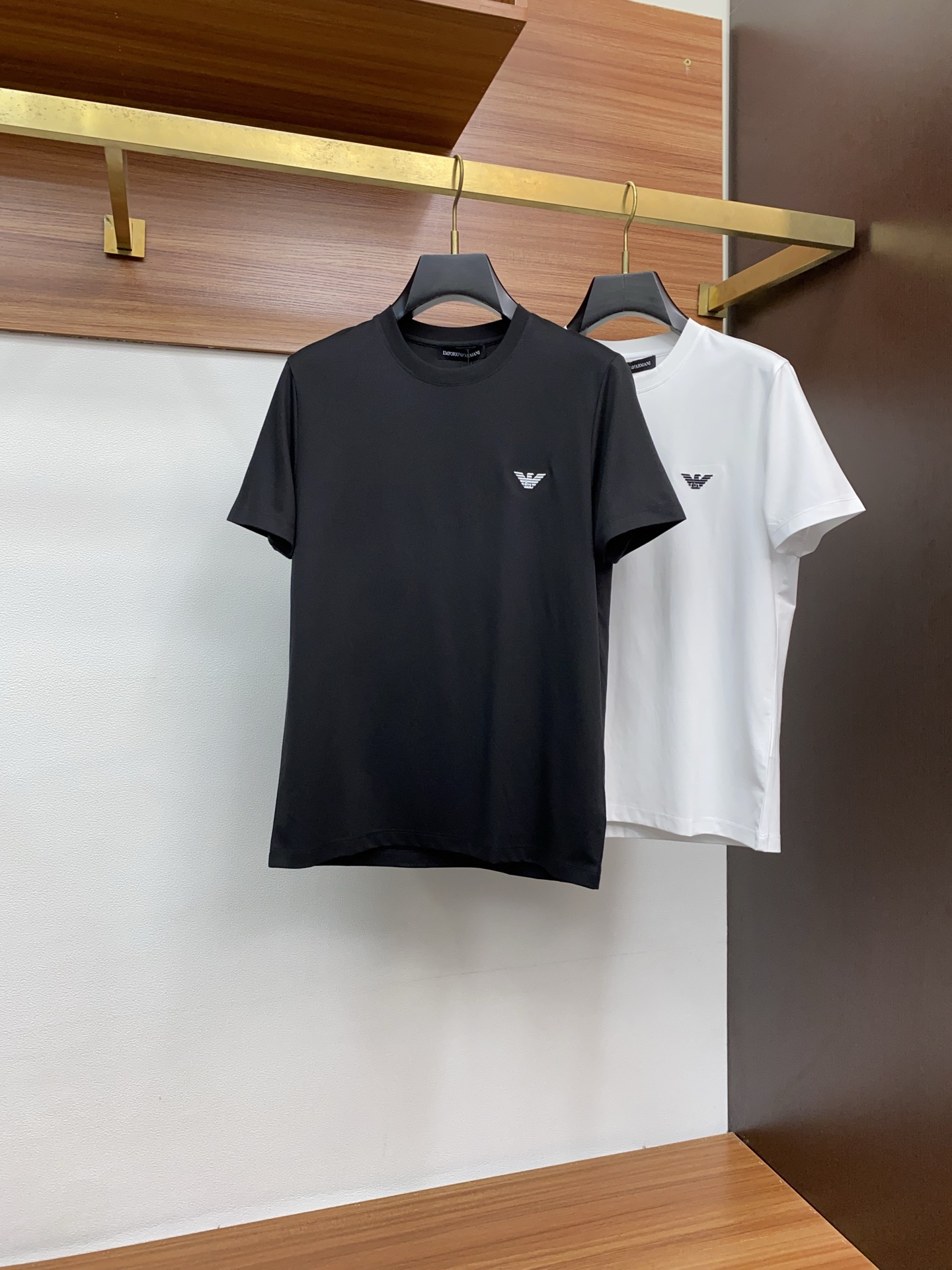  阿玛尼 2025春夏新款首发专柜最新款圆领短袖 高端订制 设计前卫时尚！品牌logo重工艺设计 高端定