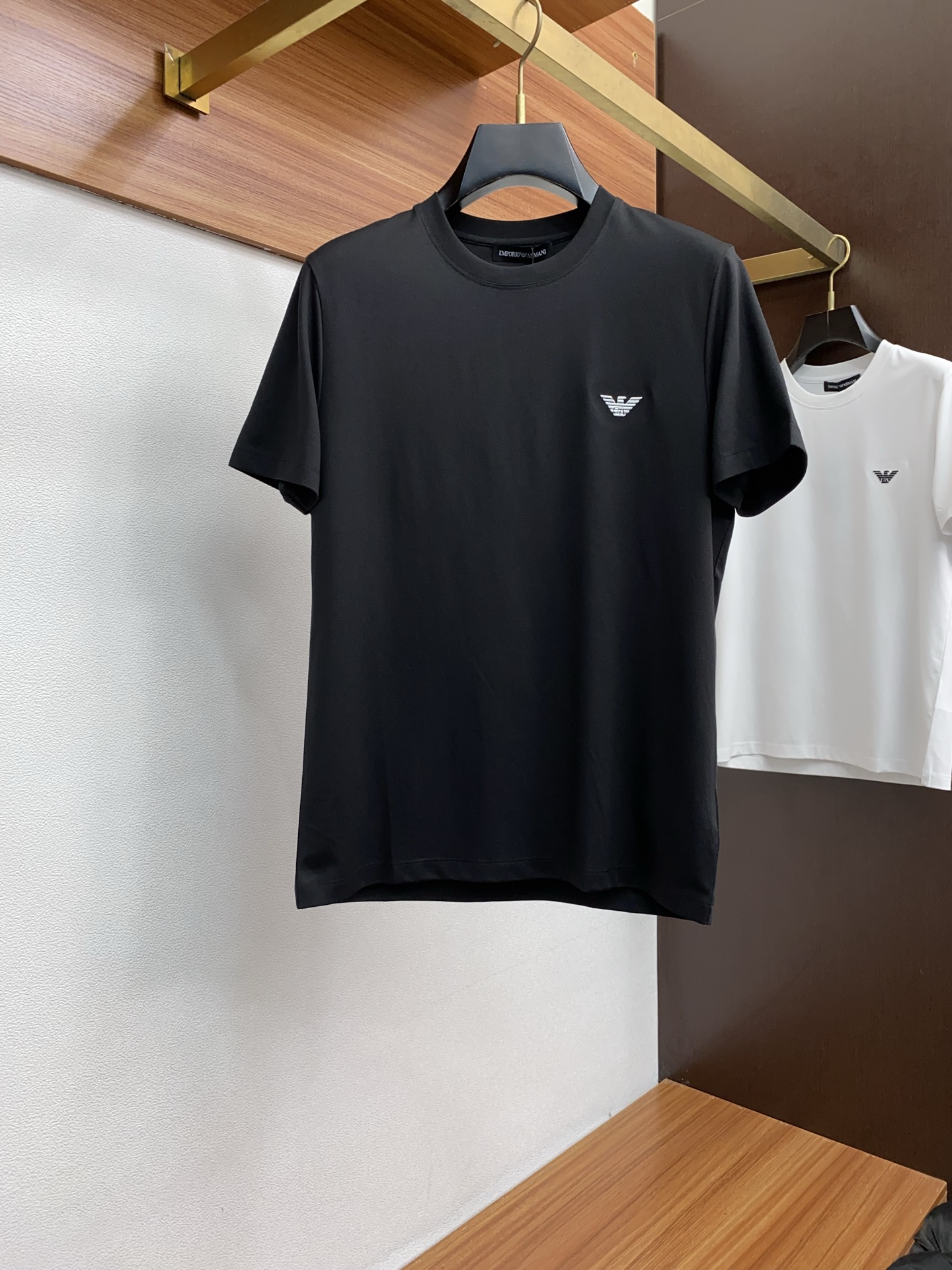 NO:429698,Armani's new spring and summer new model in the first counter with the latest round neck short sleeves, high-end customization, avant-garde and fashionable design!  Brand logo heavy craft design, high-end customized 100 double-sided mercerated cotton fabric, soft feel, comfortable to wear, exquisite counter-level car line, fine workmanship, invincible and handsome upper body effect!  A must-have item for handsome men!  Code number M-3xL, Armani, T-shirt, alexander wang19860909阿玛尼 2025春夏新款首发专柜最新款圆领短袖 高端订制 设计前卫时尚！品牌logo重工艺设计 高端定制100支双面丝光棉面料.手感柔软.穿着舒适.专柜级别精致车线.做工精细.上身效果无敌帅气！型男必备单品！码数M-3xL,,armani,T-shirt,alexander wang,Men's clothing