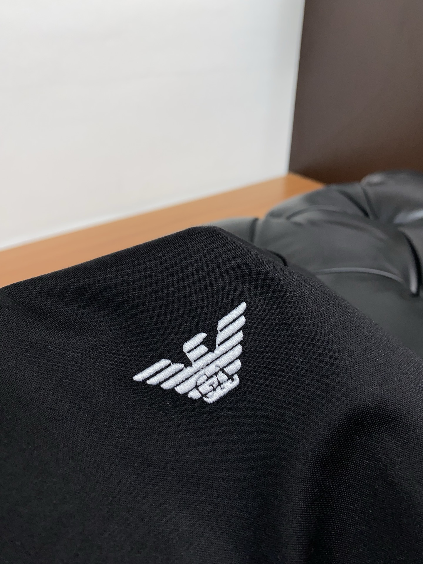  阿玛尼 2025春夏新款首发专柜最新款圆领短袖 高端订制 设计前卫时尚！品牌logo重工艺设计 高端定