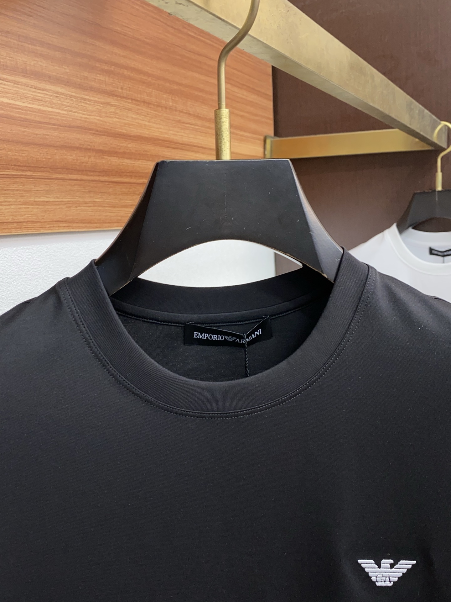  阿玛尼 2025春夏新款首发专柜最新款圆领短袖 高端订制 设计前卫时尚！品牌logo重工艺设计 高端定