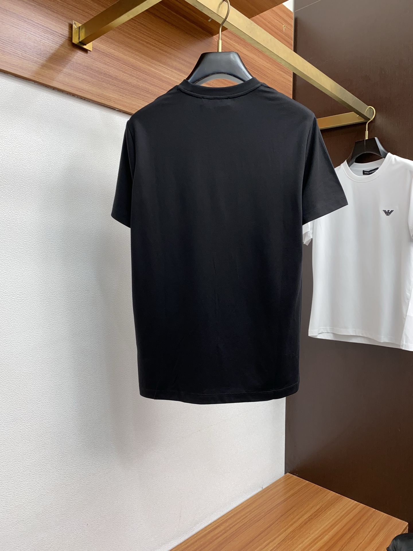  阿玛尼 2025春夏新款首发专柜最新款圆领短袖 高端订制 设计前卫时尚！品牌logo重工艺设计 高端定