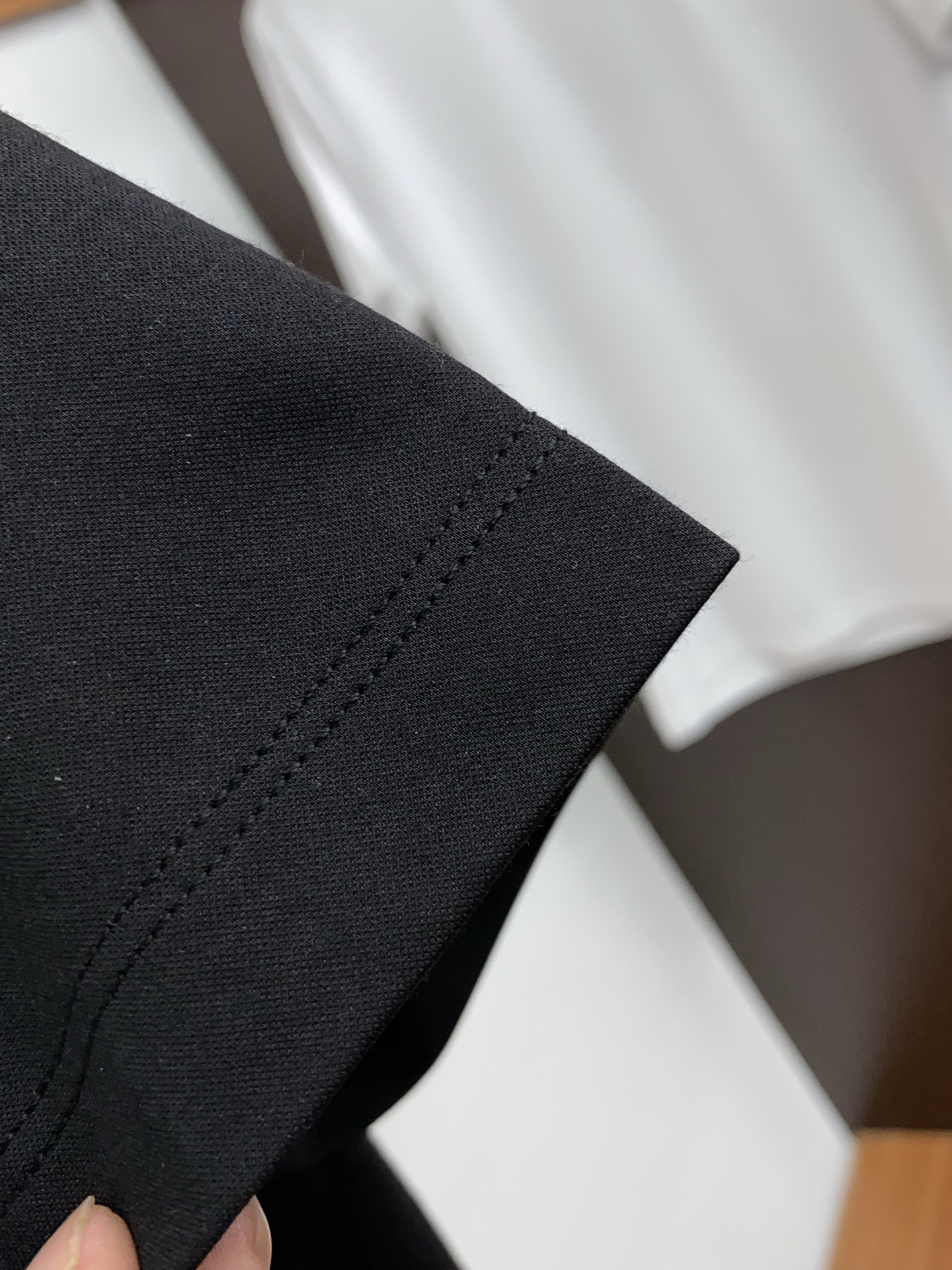  阿玛尼 2025春夏新款首发专柜最新款圆领短袖 高端订制 设计前卫时尚！品牌logo重工艺设计 高端定