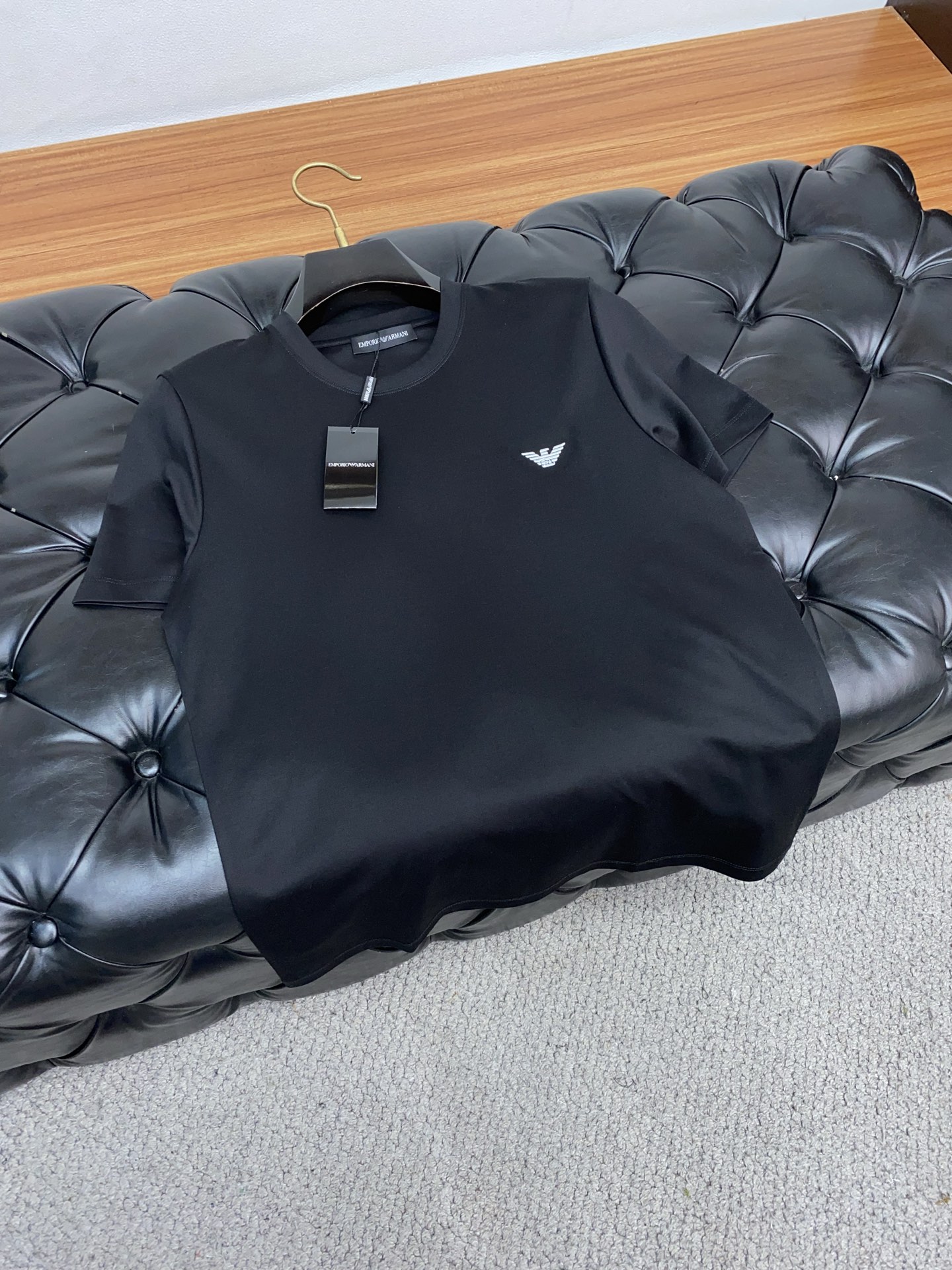  阿玛尼 2025春夏新款首发专柜最新款圆领短袖 高端订制 设计前卫时尚！品牌logo重工艺设计 高端定