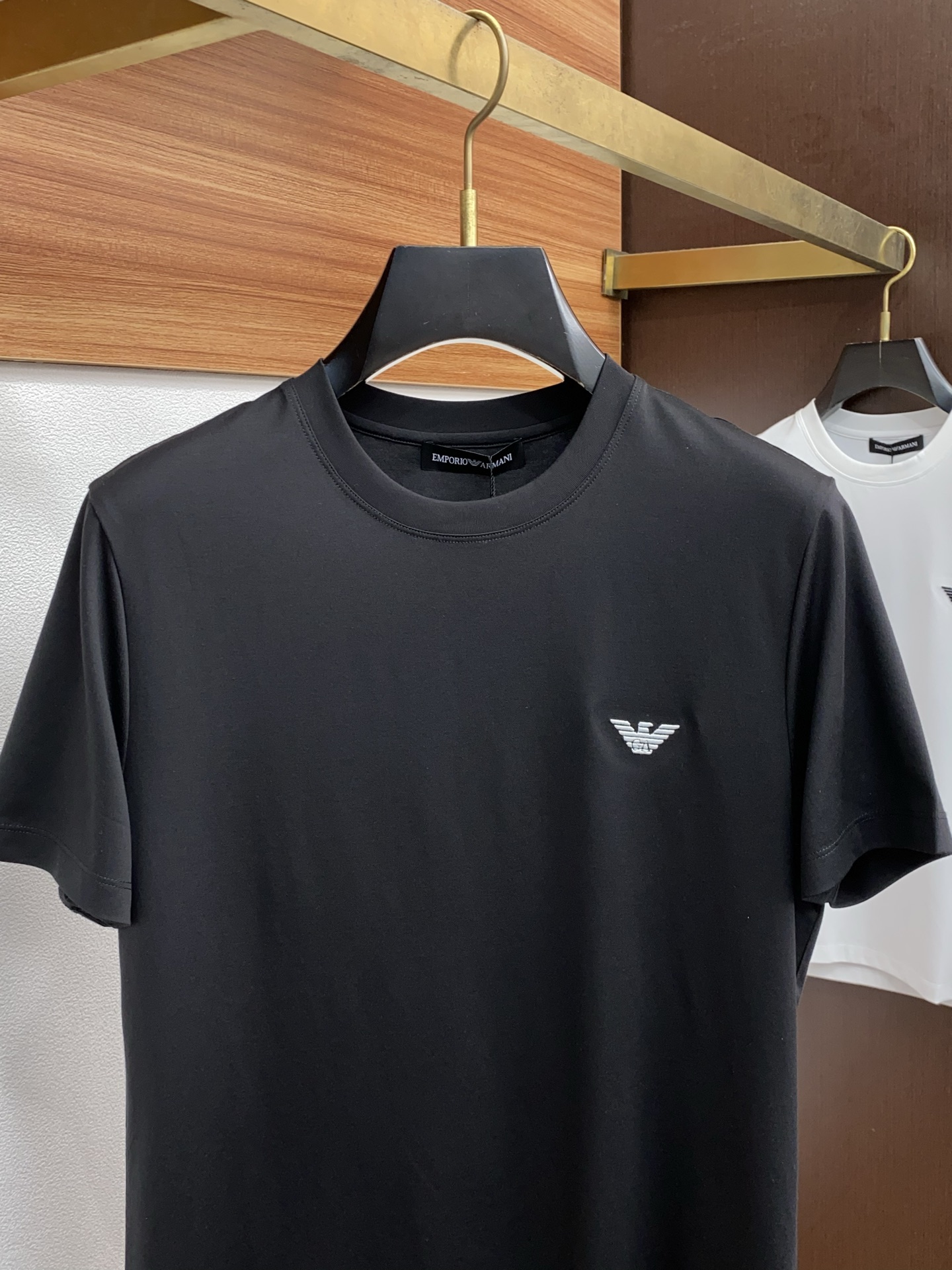  阿玛尼 2025春夏新款首发专柜最新款圆领短袖 高端订制 设计前卫时尚！品牌logo重工艺设计 高端定