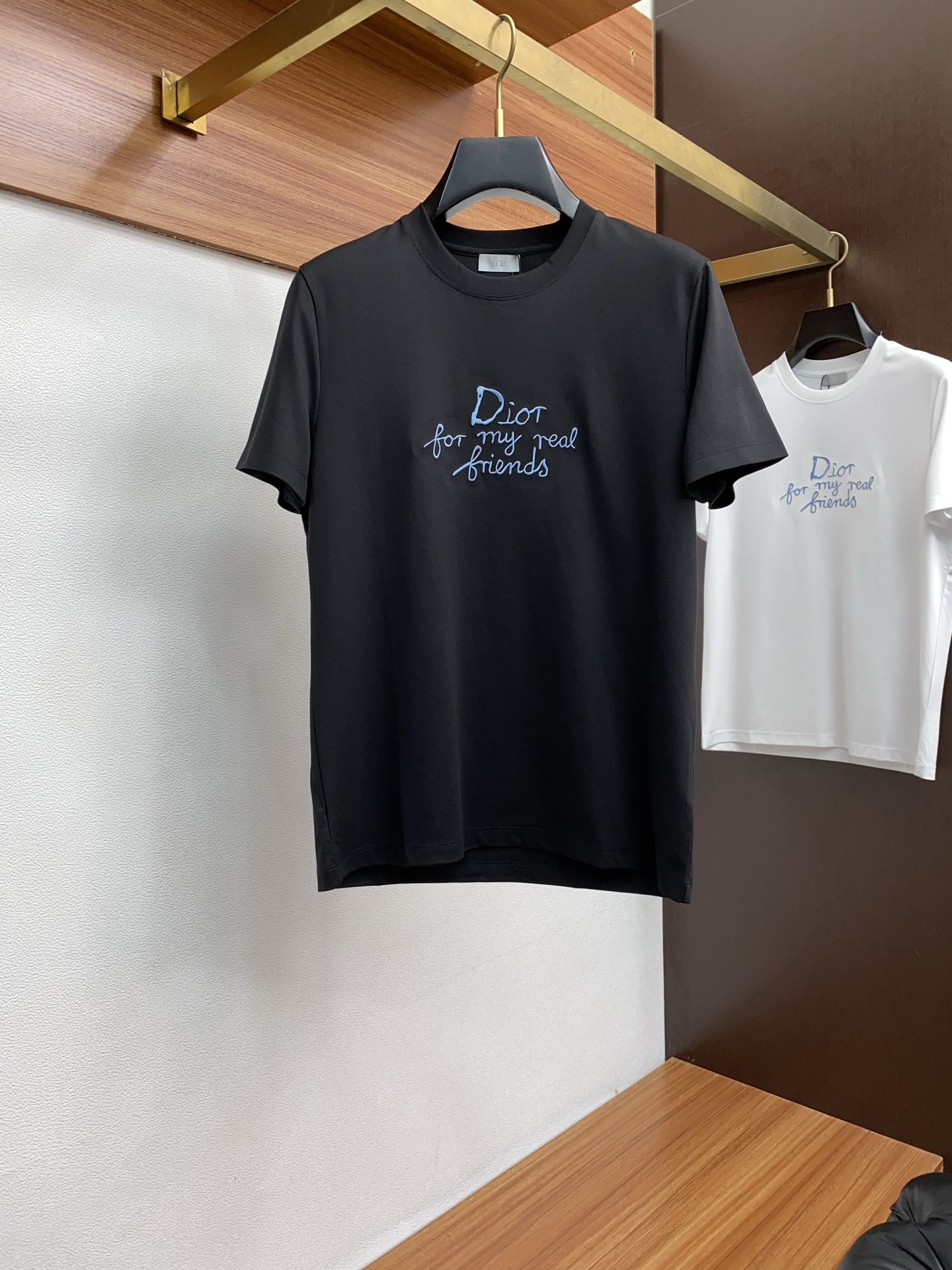 NO:429704,Dior 2025 spring and summer new model first launch counter latest round neck short sleeves, high-end customization, avant-garde and fashionable design!  Brand logo heavy craft design, high-end customized 100 double-sided mercerated cotton fabric, soft feel, comfortable to wear, exquisite counter-level car line, fine workmanship, invincible and handsome upper body effect!  A must-have item for handsome men!  Code number M-3xL, dior, T-shirt, alexander wang19860909迪奥 2025春夏新款首发专柜最新款圆领短袖 高端订制 设计前卫时尚！品牌logo重工艺设计 高端定制100支双面丝光棉面料.手感柔软.穿着舒适.专柜级别精致车线.做工精细.上身效果无敌帅气！型男必备单品！码数M-3xL,,dior,T-shirt,alexander wang,Men's clothing