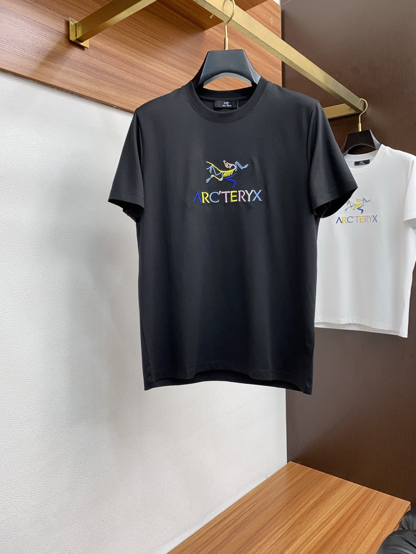 NO:429709,Archaeopteryx 2025 spring and summer new model first launch counter latest round neck short sleeves, high-end customization, avant-garde and fashionable design!  Brand logo heavy craft design, high-end customized 100 double-sided mercerated cotton fabric, soft feel, comfortable to wear, exquisite counter-level car line, fine workmanship, invincible and handsome upper body effect!  A must-have item for handsome men!  Code number M-3xL, arc'teryx, T-shirt, alexander wang19860909始祖鸟 2025春夏新款首发专柜最新款圆领短袖 高端订制 设计前卫时尚！品牌logo重工艺设计 高端定制100支双面丝光棉面料.手感柔软.穿着舒适.专柜级别精致车线.做工精细.上身效果无敌帅气！型男必备单品！码数M-3xL,arc'teryx,T-shirt,alexander wang,Men's clothing