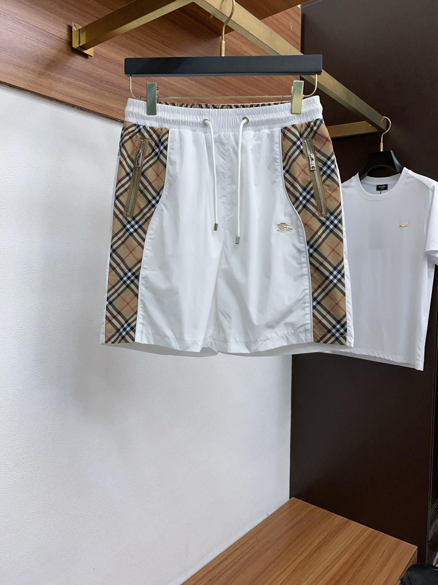 NO:442728,Burberry 2025 spring and summer new style, the latest casual shorts. The original pants are casual and versatile, casual and lazy, high-end custom fabrics, customized craftsmanship, and comfortable. High-end and atmospheric, does the summer taste have? First choice. M-3xL, burberry, shorts, alexander wang19860909巴宝莉 2025春夏季新款,最新休闲短裤.原版裤型上身休闲百搭、随性慵懒范,高级定制面料,订制工艺 舒适感爆棚.高端大气,夏天的味道有没有,首选 . M-3xL,,burberry,shorts,alexander wang,Men's clothing
