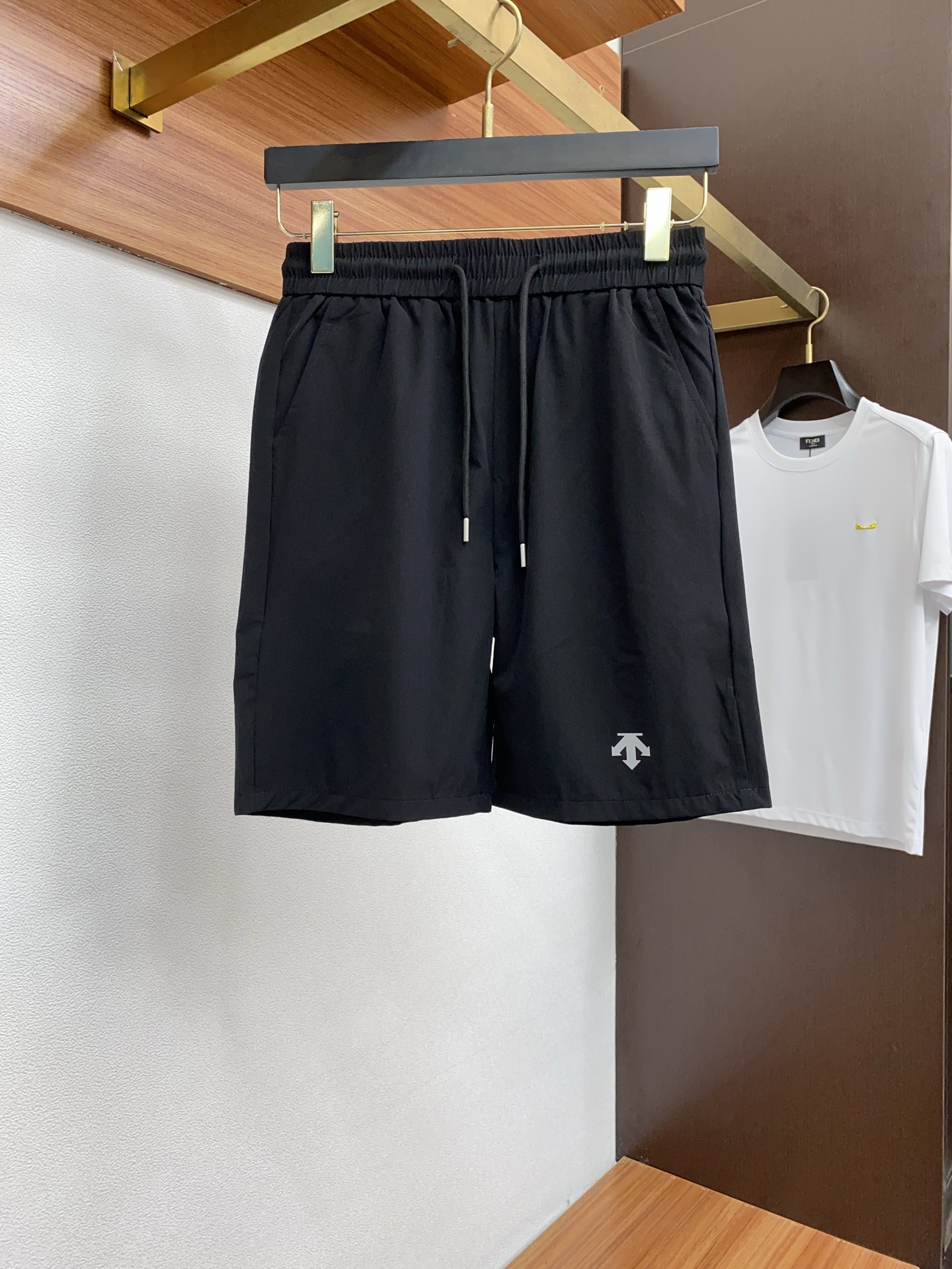 NO:438972,DiSanter 2025 spring and summer new style, the latest casual shorts. The original pants are casual and versatile, casual and lazy, high-end custom fabrics, customized craftsmanship, and comfortable. High-end and atmospheric, does the summer taste have? First choice. M-3xL,, shorts, alexander wang19860909迪桑特 2025春夏季新款,最新休闲短裤.原版裤型上身休闲百搭、随性慵懒范,高级定制面料,订制工艺 舒适感爆棚.高端大气,夏天的味道有没有,首选 . M-3xL,,shorts,alexander wang,Men's clothing