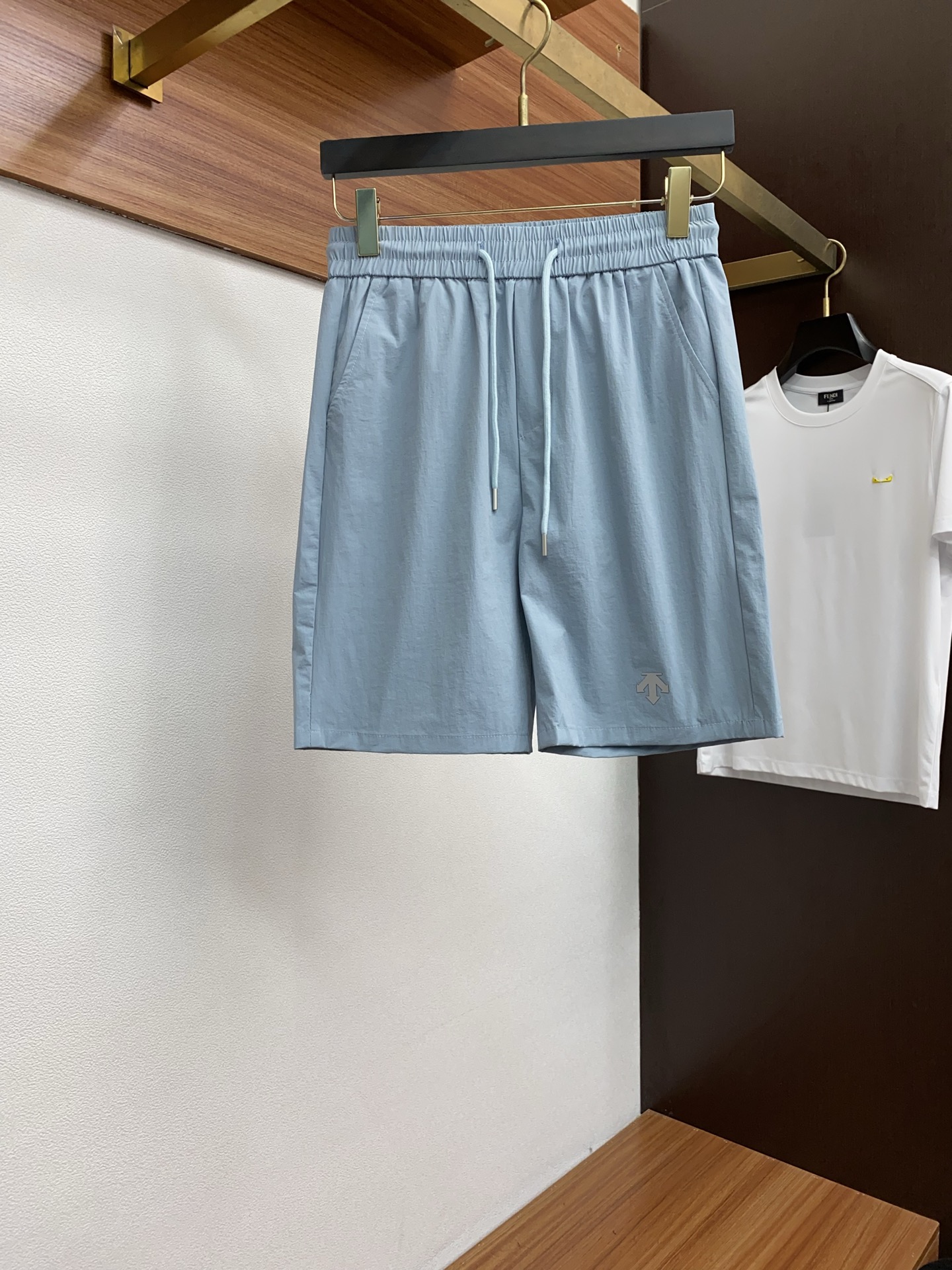NO:442726,DiSanter 2025 spring and summer new style, the latest casual shorts. The original pants are casual and versatile, casual and lazy, high-end custom fabrics, customized craftsmanship, and comfortable. High-end and atmospheric, does the summer taste have? First choice. M-3xL,, shorts, alexander wang19860909迪桑特 2025春夏季新款,最新休闲短裤.原版裤型上身休闲百搭、随性慵懒范,高级定制面料,订制工艺 舒适感爆棚.高端大气,夏天的味道有没有,首选 . M-3xL,,shorts,alexander wang,Men's clothing