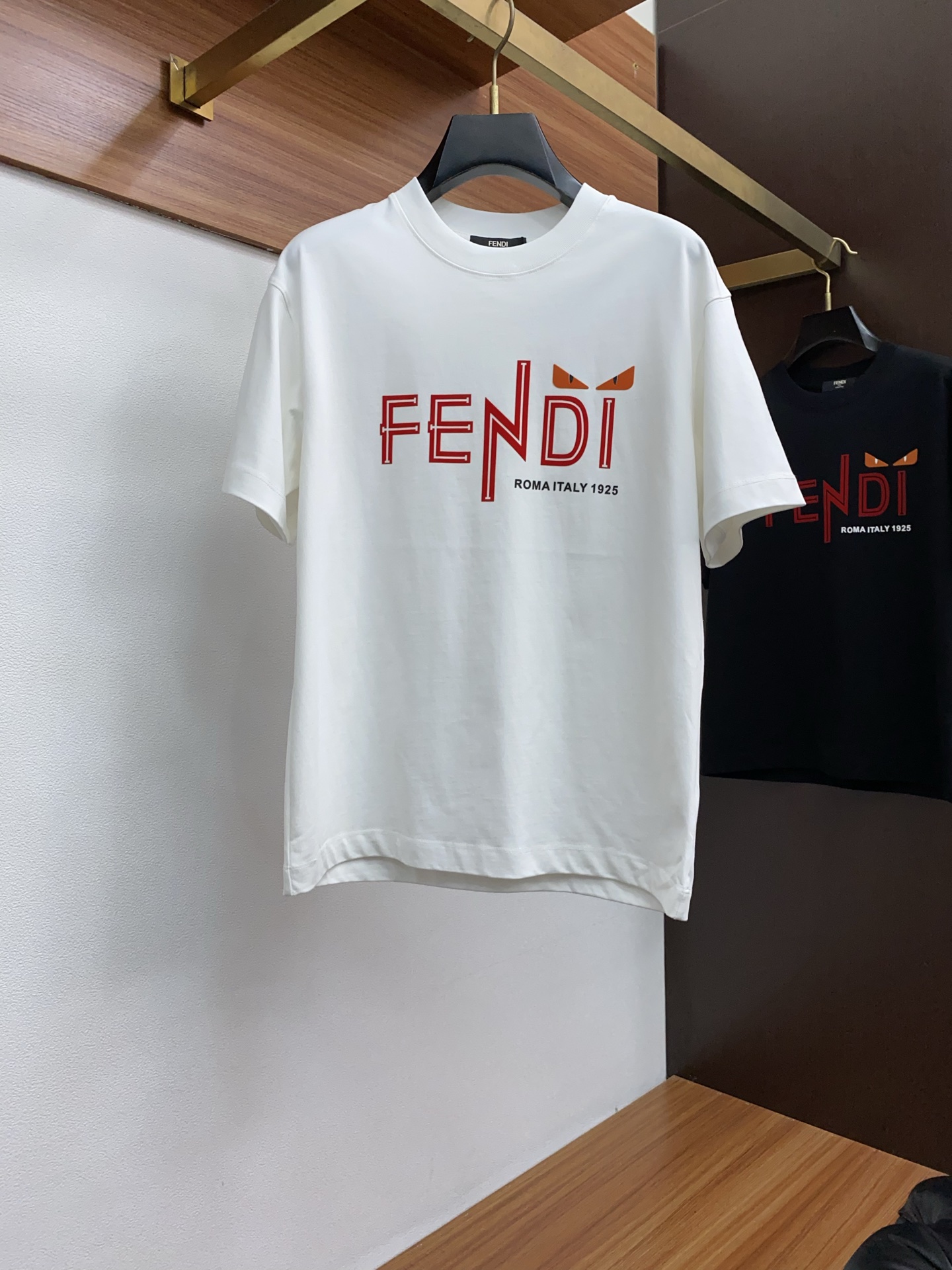 NO:432064,Fendi 25SS spring and summer new style pure cotton round neck short-sleeved men's basic pure white counter short-sleeved T-shirt!  Trading companies have sparse channels and are released on the official website at the same time!  Basic T-shirts are dedicated, this simple and yet stylish clothing has been favored by fashion experts and quality pursuers since its introduction!  Its fabric is customized by customer. This is a material that has been processed with special craftsmanship. It not only ensures the breathability and comfort of the clothes, but also allows you to feel the ultimate silky experience every time you touch it, as if the summer breeze blows across the skin, bringing endless coolness and comfort!  The designer cleverly incorporates classic badge embroidery elements at the hem, and each stitch and thread reveals the craftsman's exquisite skills and ultimate pursuit of details!  The basic but stylish straight round neck design not only retains the casualness of the T-shirt, but also uses three-dimensional cutting technology to make the clothes fit the body without being tight. Whether it is daily leisure or relaxed gatherings, it can be easily controlled, showing the wearer's confidence and style. Size S-3xL, fendi, T-shirt, tees, t-shirt, alexander wang19860909芬迪 25SS春夏新款 纯棉质圆领短袖 男士基础款纯白专柜短袖T恤衫！贸易公司渠道稀出,同步官网发售！基础T恤奉献,这款简约而不失格调的衣物,自问世以来便深受时尚达人与品质追求者的青睐！ 其面料采用了客供定制这是一种经过特殊工艺处理的材质,不仅确保了衣物的透气性与舒适度,更让每一次触摸都能感受到极致的丝滑体验,仿佛夏日微风轻拂过肌肤,带来无尽的清凉与惬意！在下摆处设计师巧妙融入了经典徽章刺绣元素,每一针每一线都透露着匠人的精湛技艺与对细节的极致追求！基础而又不失时尚感的直筒圆领设计,既保留了T恤的随性自在,又通过立体的裁剪工艺,使得衣物贴合身形却不紧绷,无论是日常休闲还是轻松聚会,都能轻松驾驭,展现穿着者的自信与风采 尺码S-3xL,,fendi,T-shirt,tees，t-shirt,alexander wang,Men's clothing