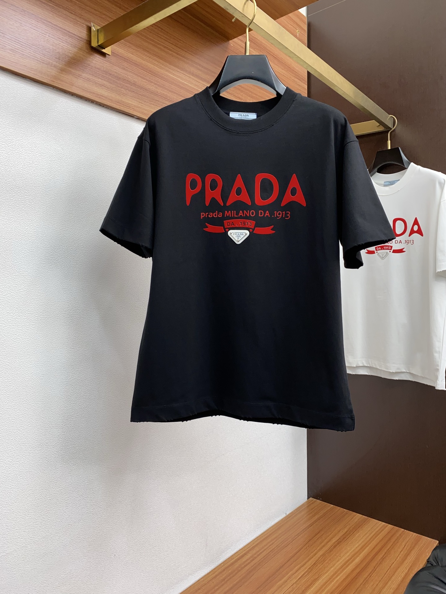 NO:432044,Prada 25SS spring and summer new style pure cotton round neck short-sleeved men's basic pure white counter short-sleeved T-shirt!  Trading companies have sparse channels and are released on the official website at the same time!  Basic T-shirts are dedicated, this simple and yet stylish clothing has been favored by fashion experts and quality pursuers since its introduction!  Its fabric is customized by customer. This is a material that has been processed with special craftsmanship. It not only ensures the breathability and comfort of the clothes, but also allows you to feel the ultimate silky experience every time you touch it, as if the summer breeze blows across the skin, bringing endless coolness and comfort!  The designer cleverly incorporates classic badge embroidery elements at the hem, and each stitch and thread reveals the craftsman's exquisite skills and ultimate pursuit of details!  The basic but stylish straight round neck design not only retains the casualness of the T-shirt, but also uses three-dimensional cutting technology to make the clothes fit the body without being tight. Whether it is daily leisure or relaxed gatherings, it can be easily controlled, showing the wearer's confidence and style. Size S-3xL, prada, T-shirt,tees, t-shirt,alexander wang19860909普拉达 25SS春夏新款 纯棉质圆领短袖 男士基础款纯白专柜短袖T恤衫！贸易公司渠道稀出,同步官网发售！基础T恤奉献,这款简约而不失格调的衣物,自问世以来便深受时尚达人与品质追求者的青睐！ 其面料采用了客供定制这是一种经过特殊工艺处理的材质,不仅确保了衣物的透气性与舒适度,更让每一次触摸都能感受到极致的丝滑体验,仿佛夏日微风轻拂过肌肤,带来无尽的清凉与惬意！在下摆处设计师巧妙融入了经典徽章刺绣元素,每一针每一线都透露着匠人的精湛技艺与对细节的极致追求！基础而又不失时尚感的直筒圆领设计,既保留了T恤的随性自在,又通过立体的裁剪工艺,使得衣物贴合身形却不紧绷,无论是日常休闲还是轻松聚会,都能轻松驾驭,展现穿着者的自信与风采 尺码S-3xL,,prada,T-shirt,tees，t-shirt,alexander wang,Men's clothing