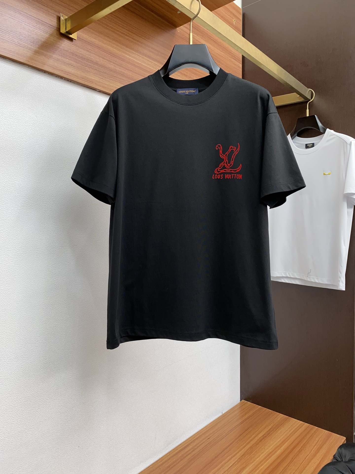 NO:432035,1v Louis Vuitton 25SS spring and summer new style pure cotton round neck short sleeve men's basic pure white counter short sleeve T-shirt!  Trading companies have sparse channels and are released on the official website at the same time!  Basic T-shirts are dedicated, this simple and yet stylish clothing has been favored by fashion experts and quality pursuers since its introduction!  Its fabric is customized by customer. This is a material that has been processed with special craftsmanship. It not only ensures the breathability and comfort of the clothes, but also allows you to feel the ultimate silky experience every time you touch it, as if the summer breeze blows across the skin, bringing endless coolness and comfort!  The designer cleverly incorporates classic badge embroidery elements at the hem, and each stitch and thread reveals the craftsman's exquisite skills and ultimate pursuit of details!  The basic but stylish straight round neck design not only retains the casualness of the T-shirt, but also uses three-dimensional cutting technology to make the clothes fit the body without being tight. Whether it is daily leisure or relaxed gatherings, it can be easily controlled, showing the wearer's confidence and style. Size S-3xL,,louis vuitton,T-shirt,tees,t-shirt,alexander wang198609091v 路易威登 25SS春夏新款 纯棉质圆领短袖 男士基础款纯白专柜短袖T恤衫！贸易公司渠道稀出,同步官网发售！基础T恤奉献,这款简约而不失格调的衣物,自问世以来便深受时尚达人与品质追求者的青睐！ 其面料采用了客供定制这是一种经过特殊工艺处理的材质,不仅确保了衣物的透气性与舒适度,更让每一次触摸都能感受到极致的丝滑体验,仿佛夏日微风轻拂过肌肤,带来无尽的清凉与惬意！在下摆处设计师巧妙融入了经典徽章刺绣元素,每一针每一线都透露着匠人的精湛技艺与对细节的极致追求！基础而又不失时尚感的直筒圆领设计,既保留了T恤的随性自在,又通过立体的裁剪工艺,使得衣物贴合身形却不紧绷,无论是日常休闲还是轻松聚会,都能轻松驾驭,展现穿着者的自信与风采 尺码S-3xL,,louis vuitton,T-shirt,tees，t-shirt,alexander wang,Men's clothing